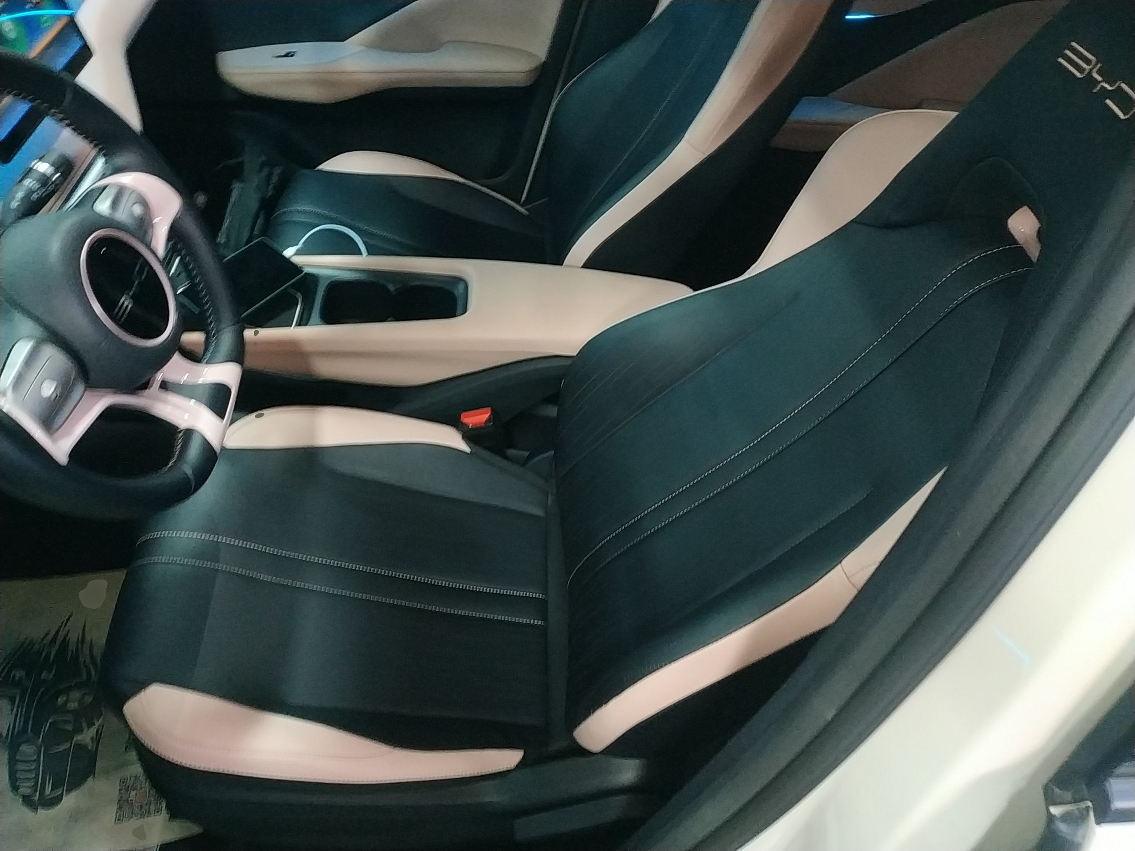 المقاعد الأمامية داخل السيارة