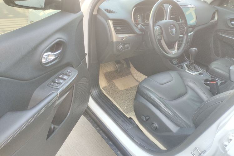 Used  Cherokee 2016 2.4L Leading Edition
