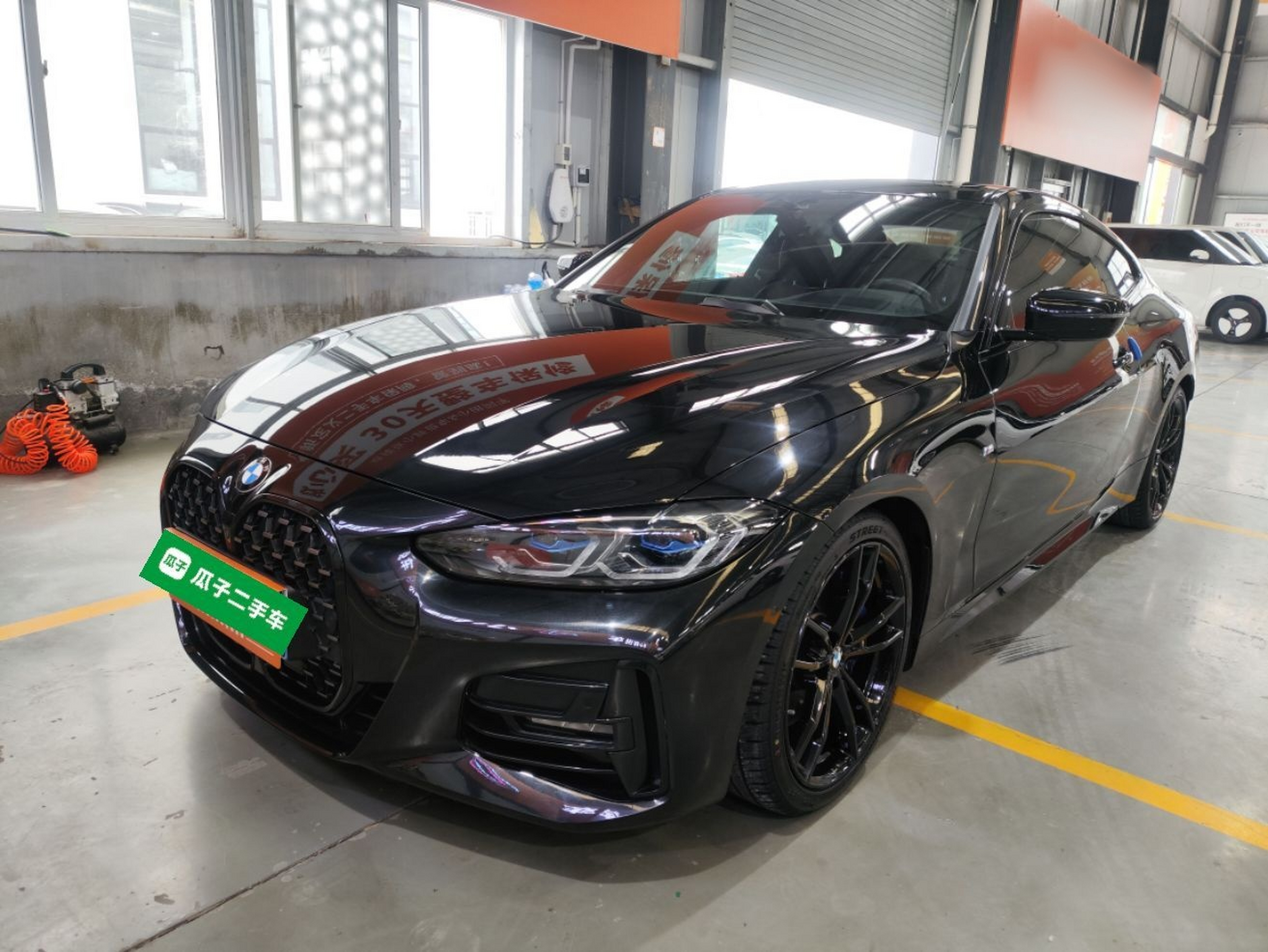 تحت مقدمة السيارة