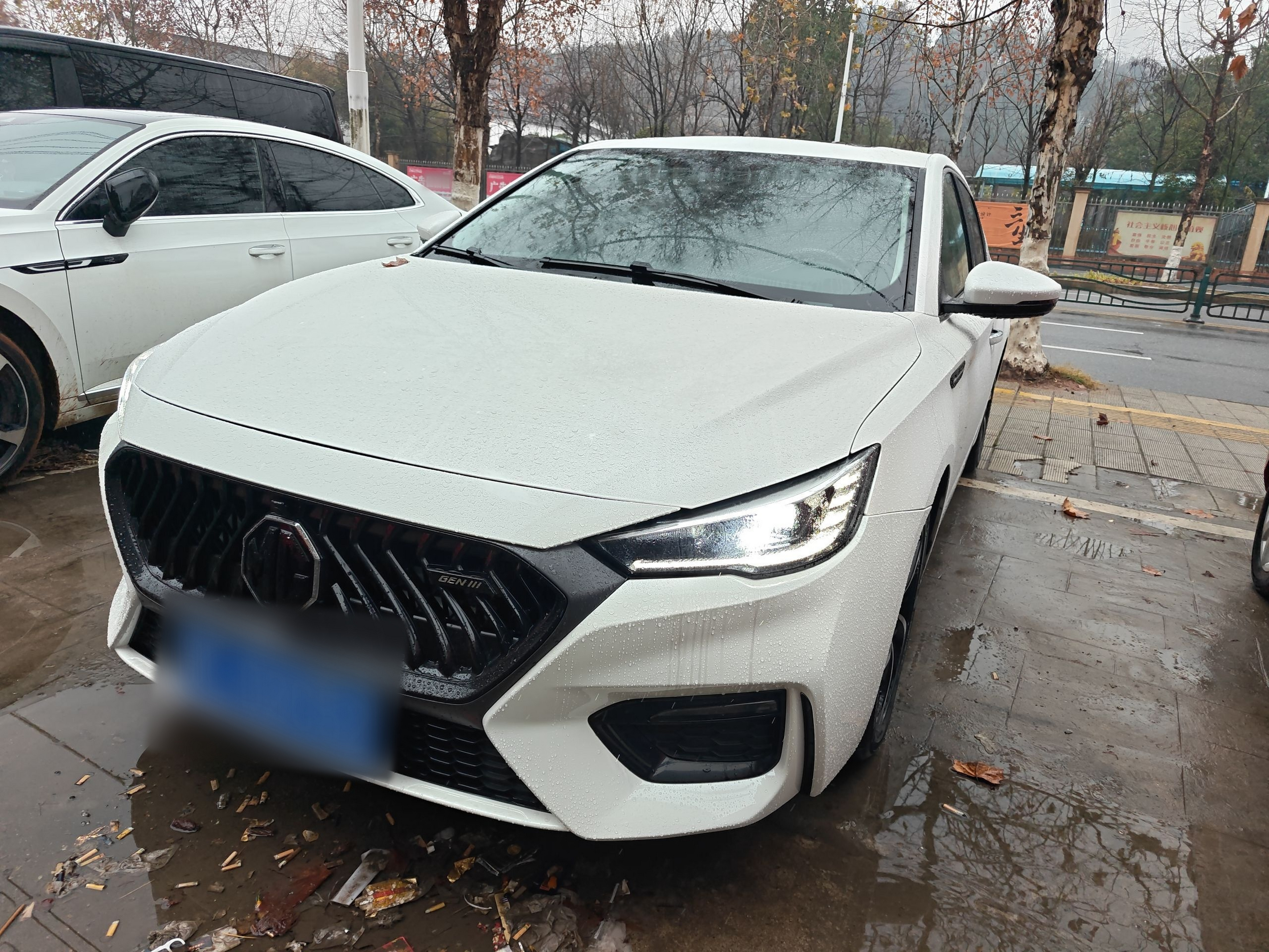 Под передней частью автомобиля