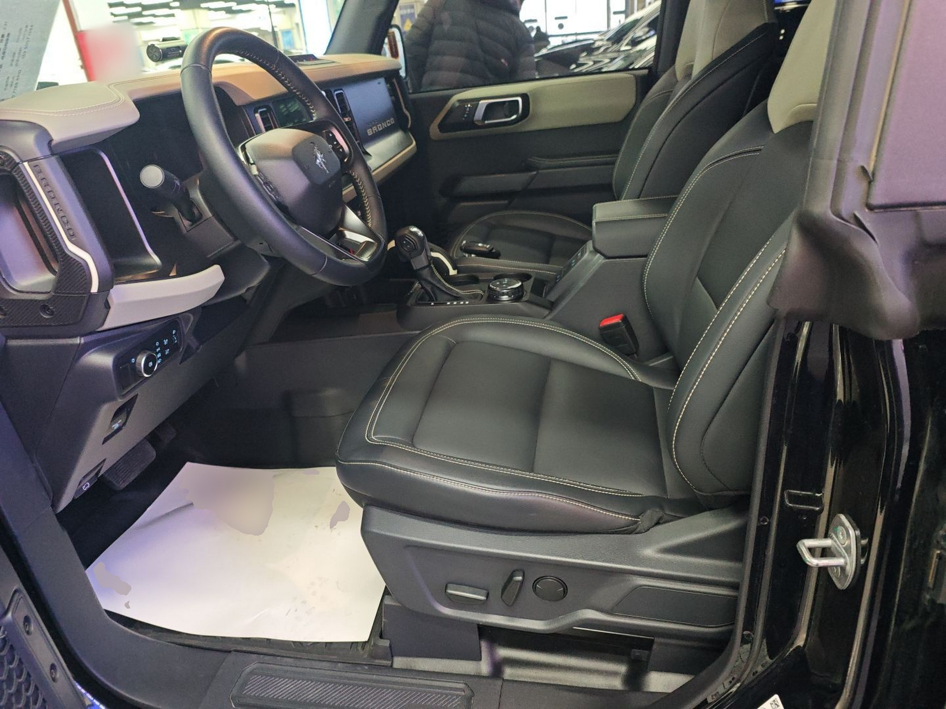 المقاعد الأمامية داخل السيارة