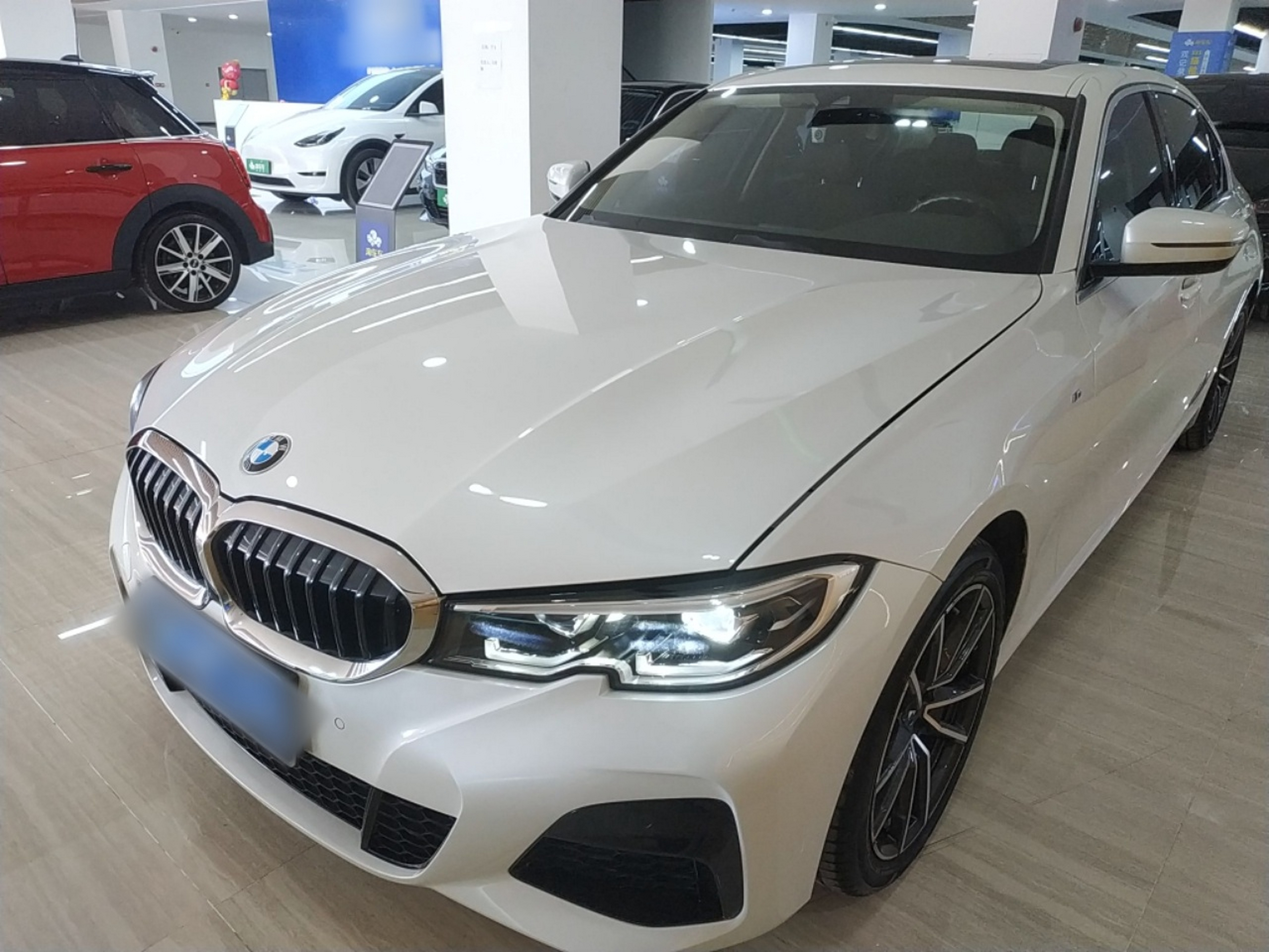 تحت مقدمة السيارة