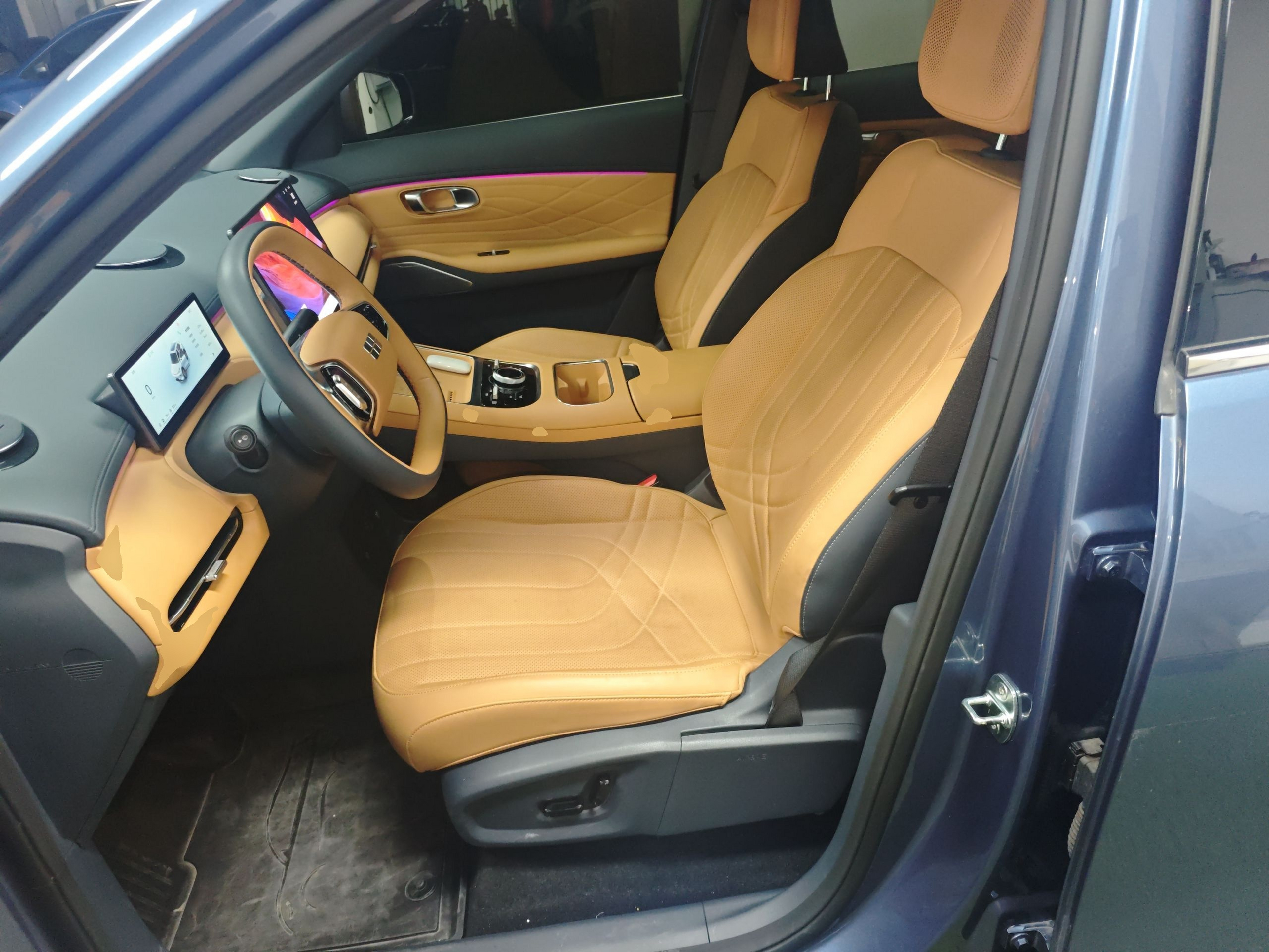 المقاعد الأمامية داخل السيارة