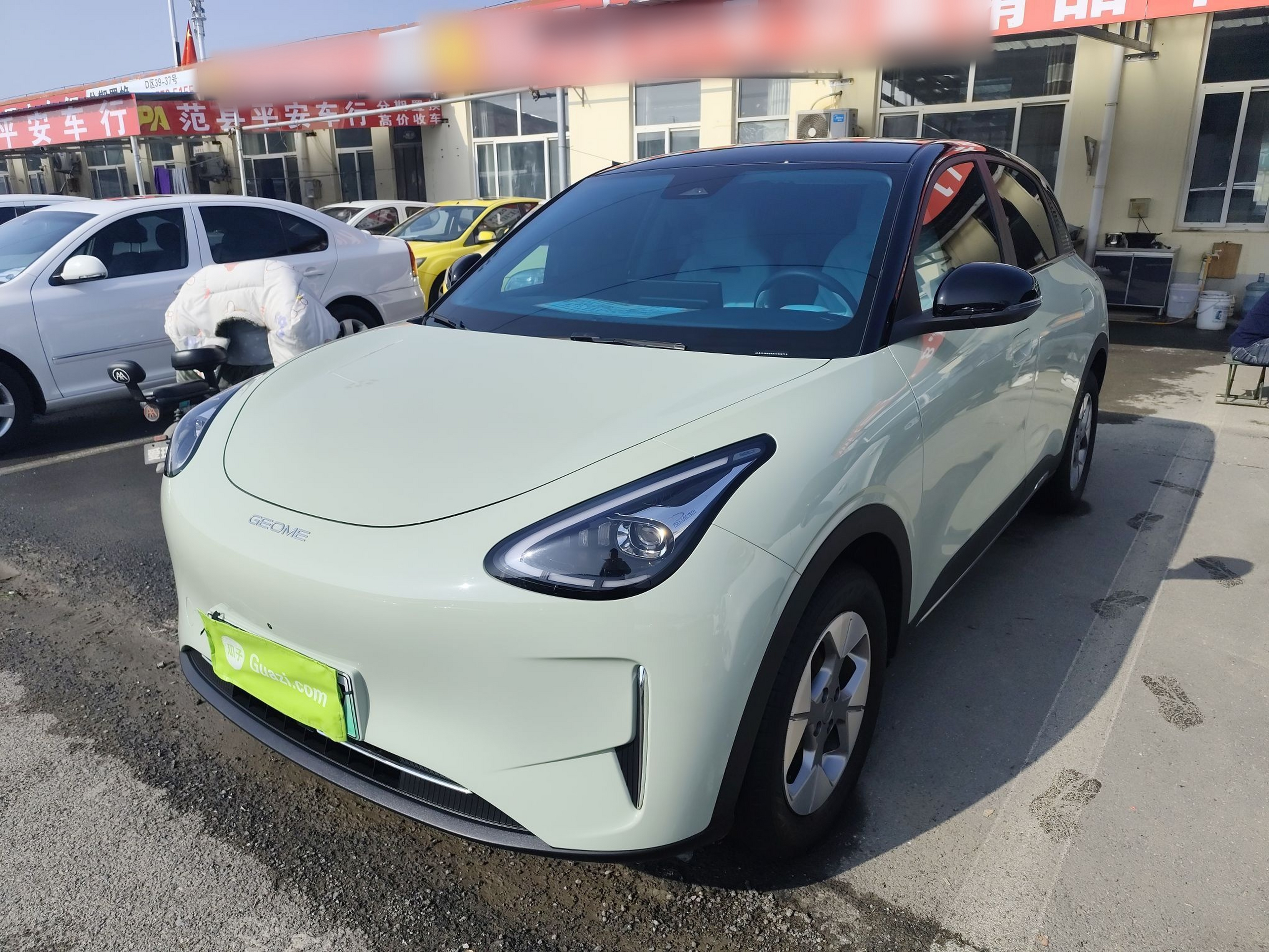 Под передней частью автомобиля