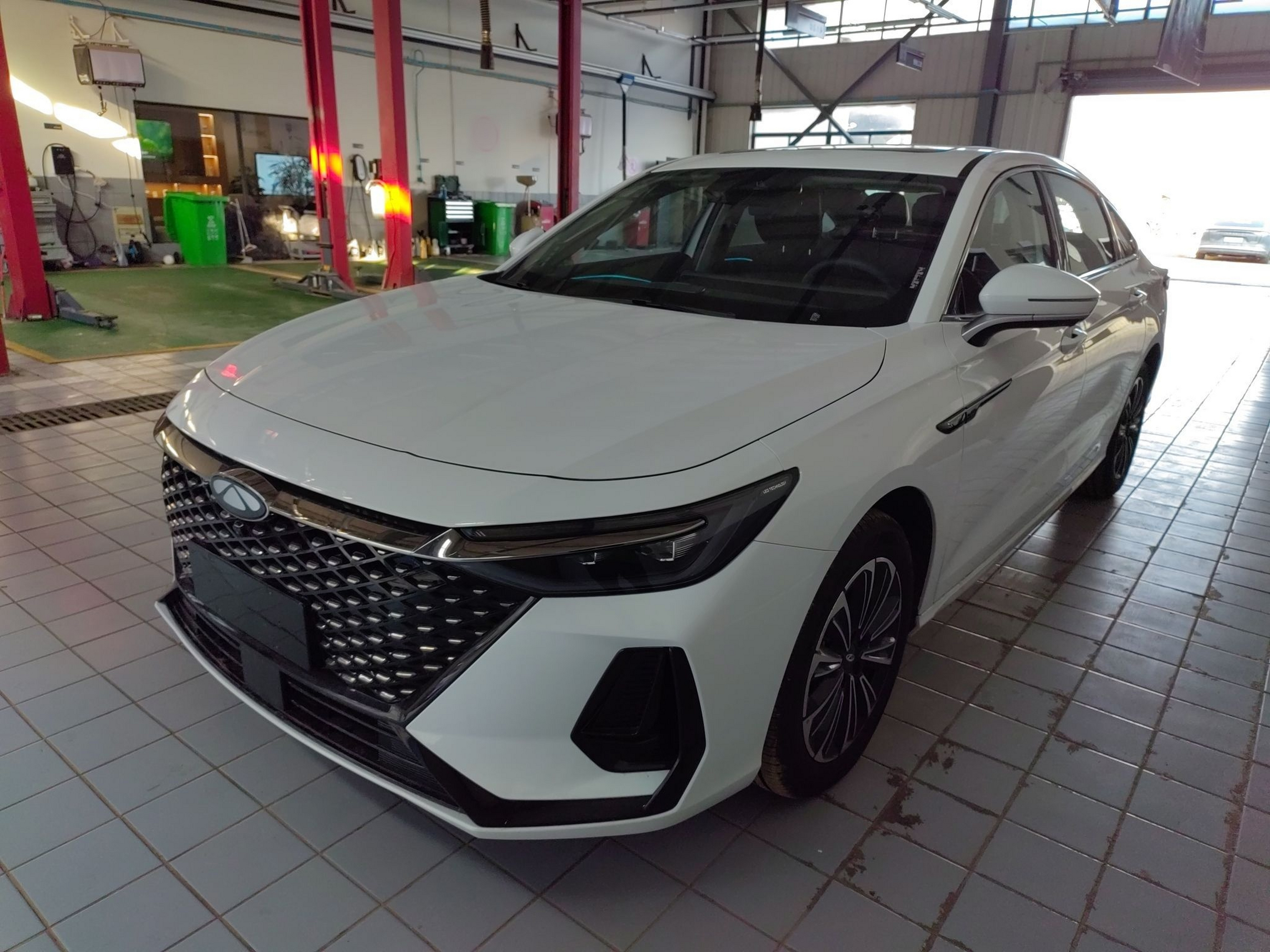 تحت مقدمة السيارة