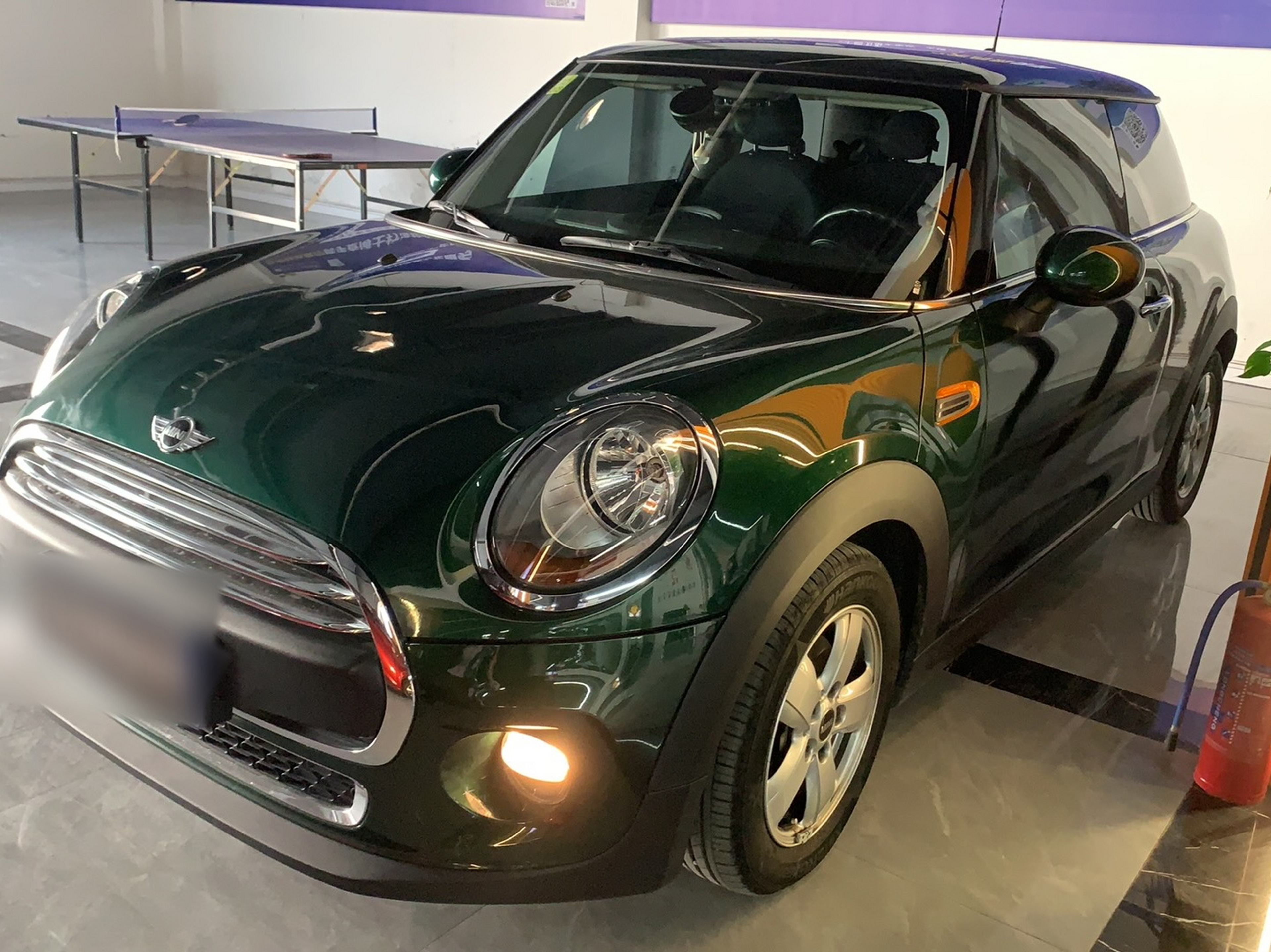 تحت مقدمة السيارة