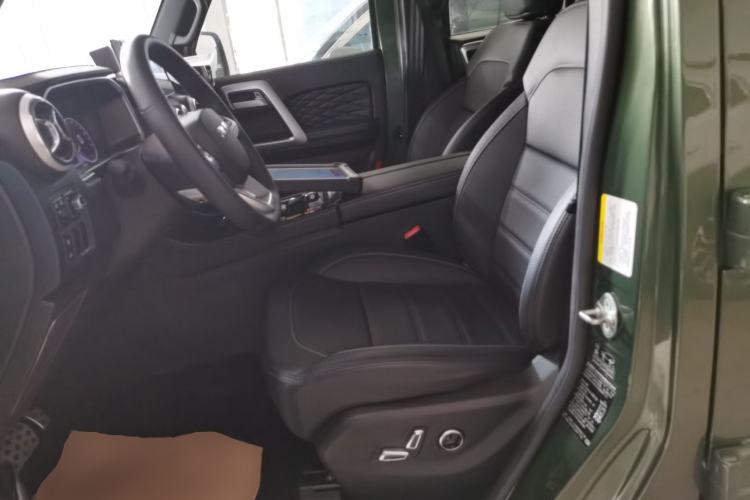 Used  BJ40 2023 2.0T Automatic Four-Wheel Drive Urban Hunter Edition Chivalrous Type
