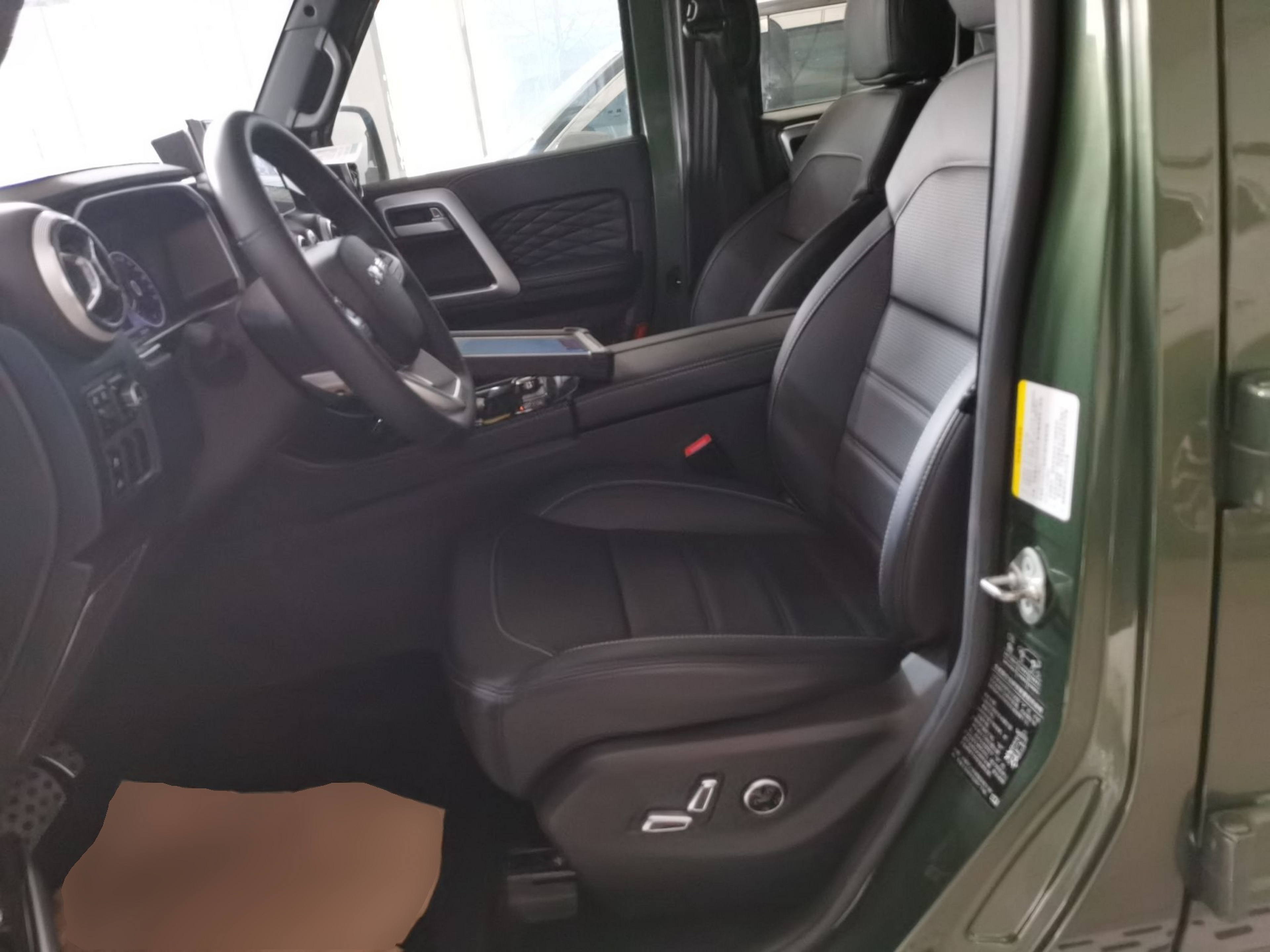 المقاعد الأمامية داخل السيارة