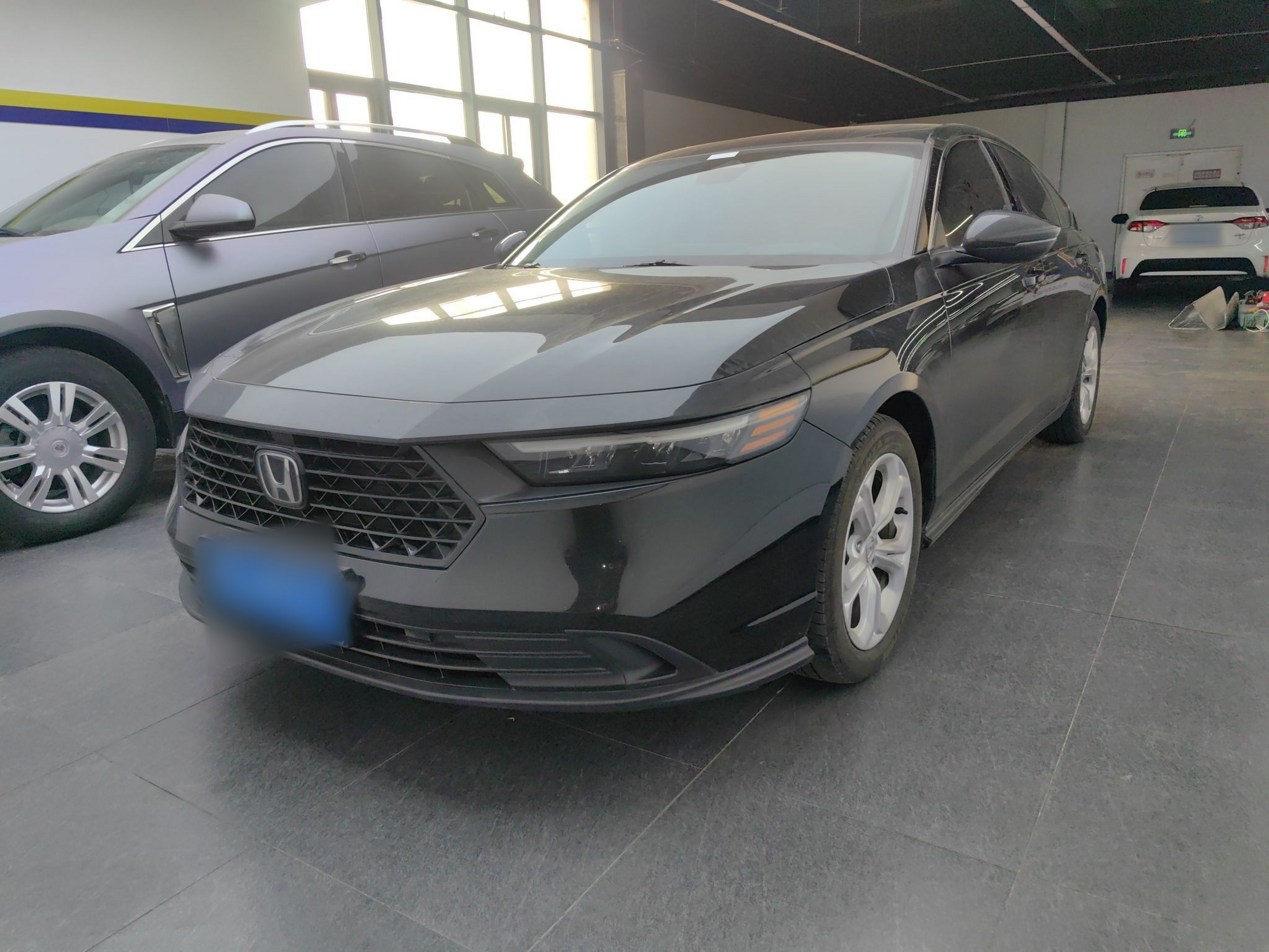 تحت مقدمة السيارة