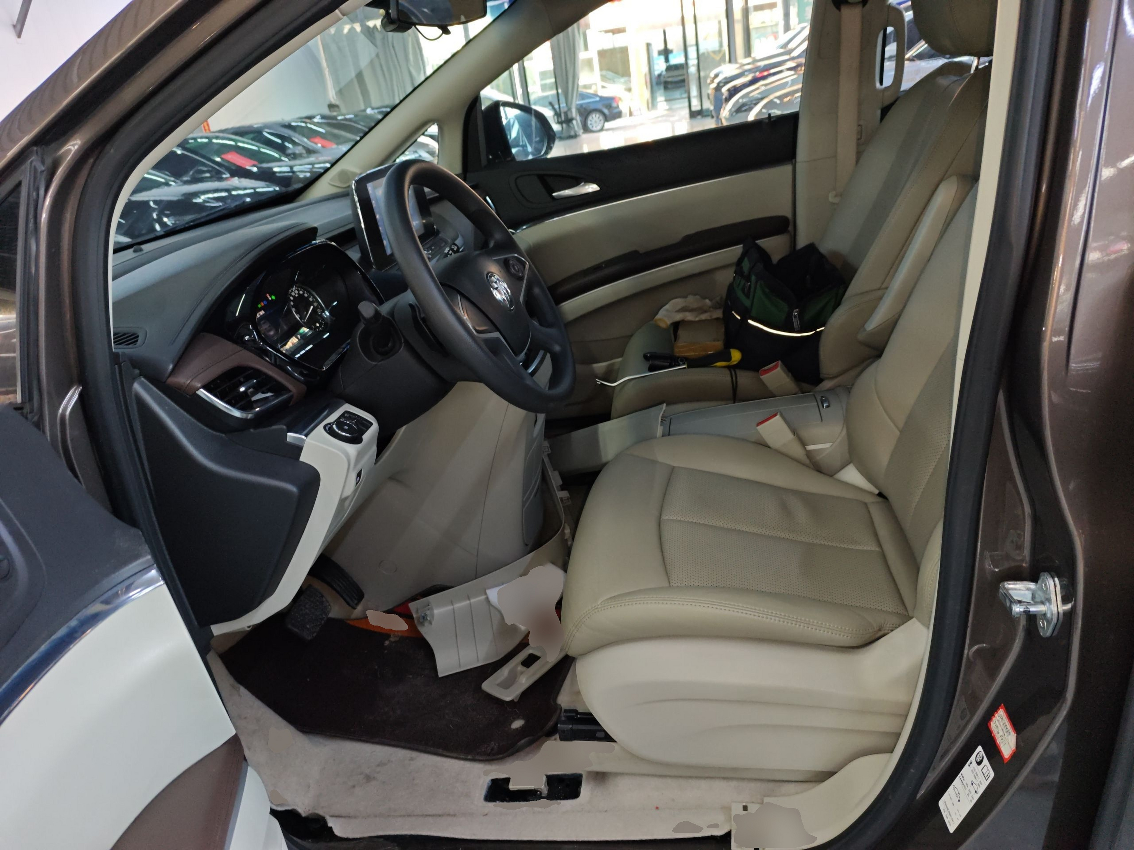 المقاعد الأمامية داخل السيارة