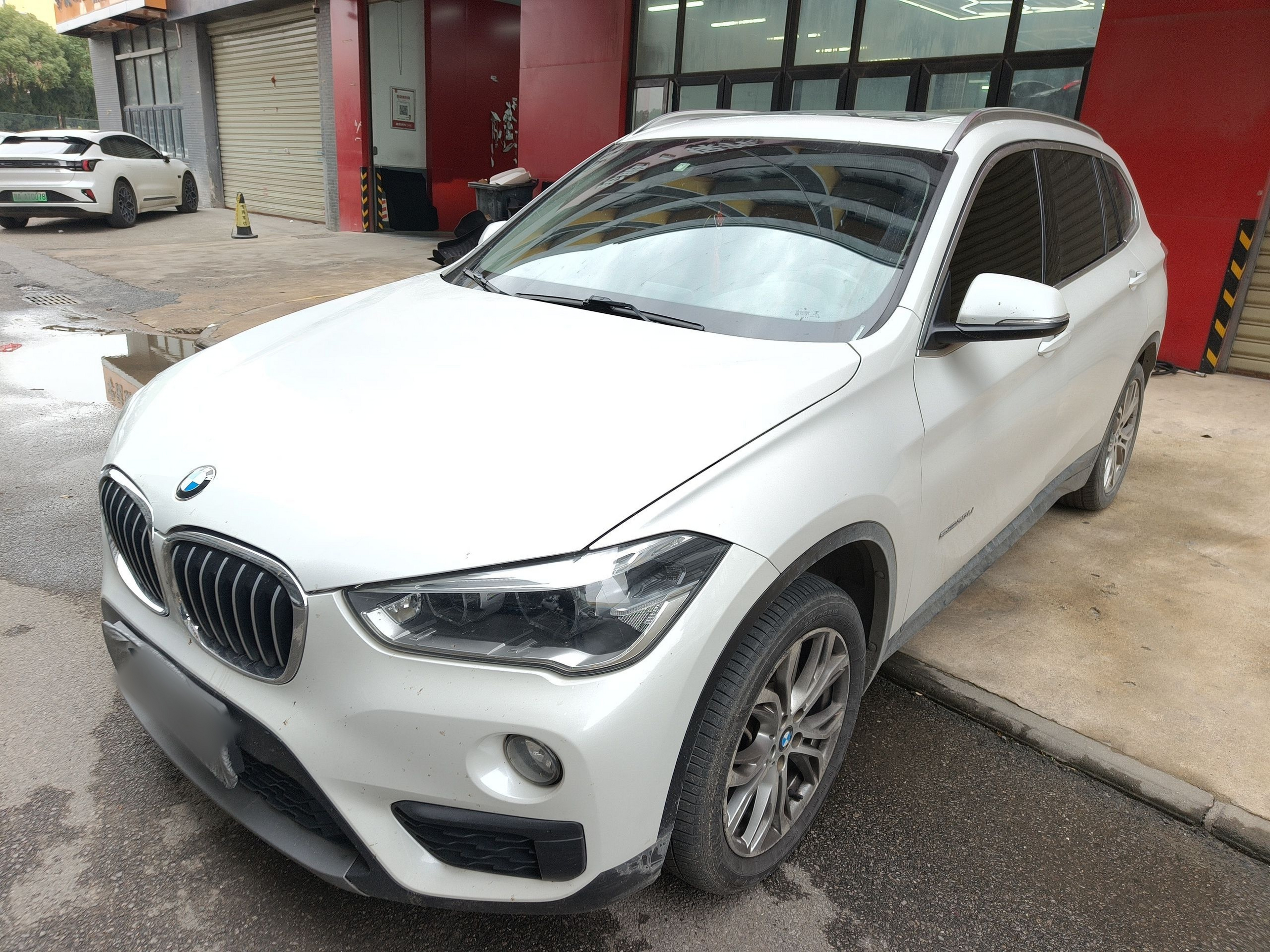 Под передней частью автомобиля