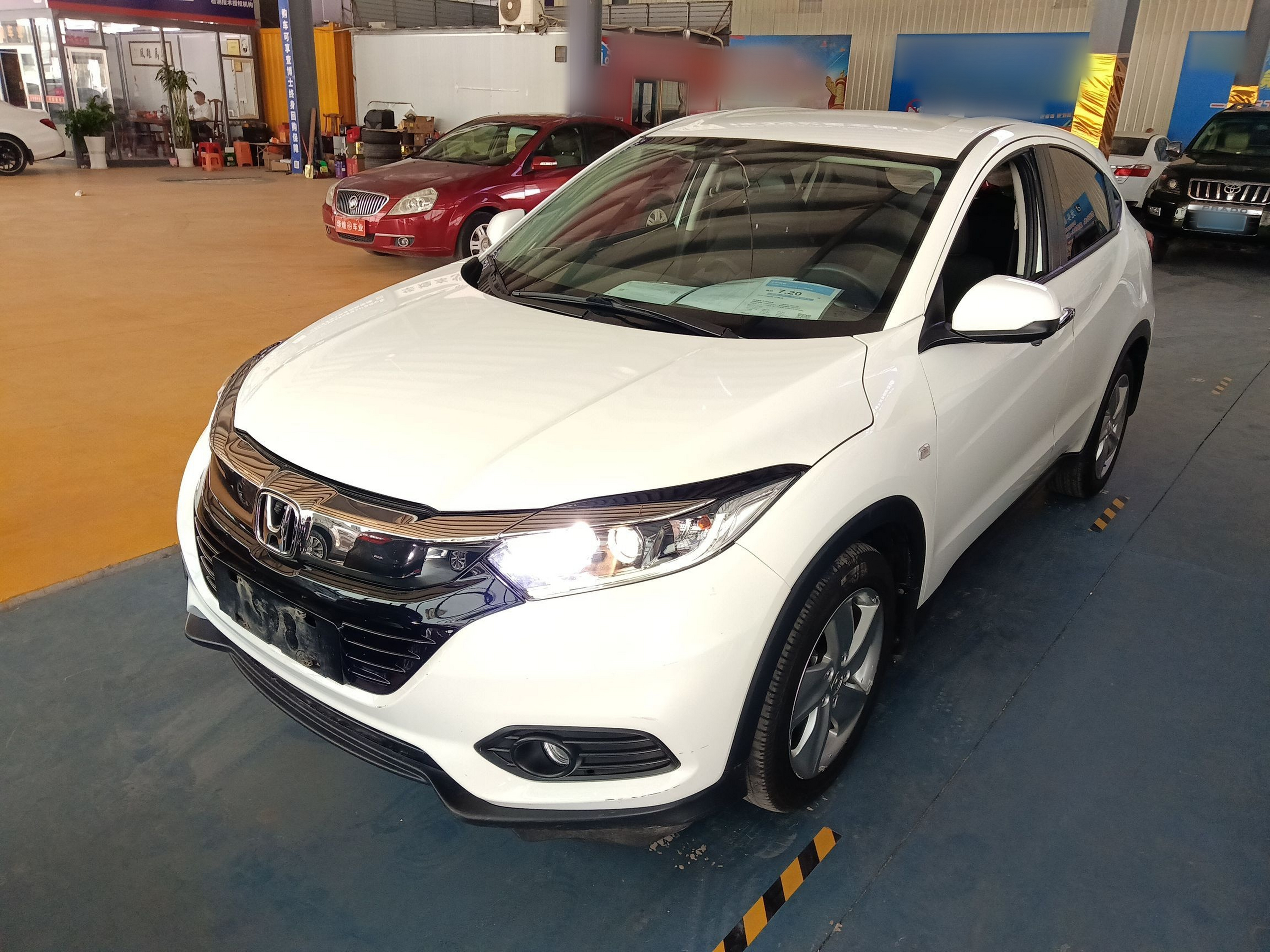 Под передней частью автомобиля