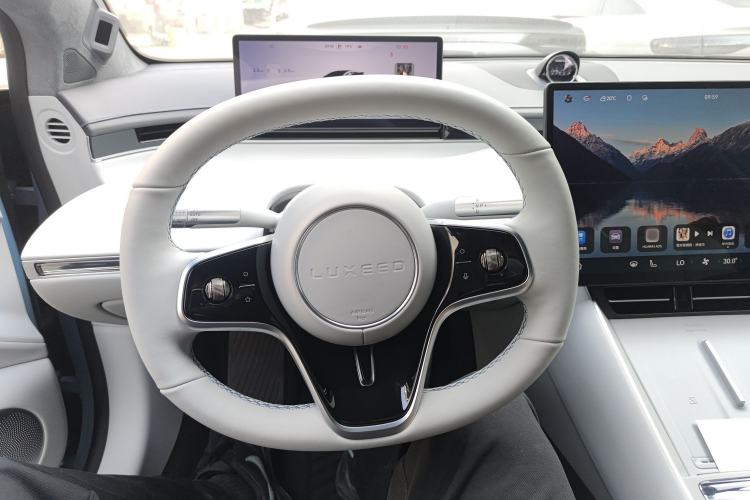 Used Hima Luxeed S7 2025 705 km Max
