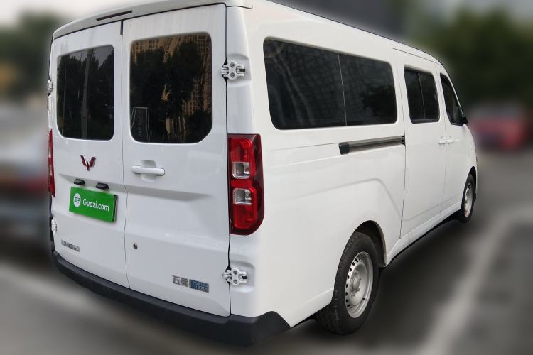 Used Wuling Yangguang 2024 300KM Comfort Version Passenger Van 75kW
