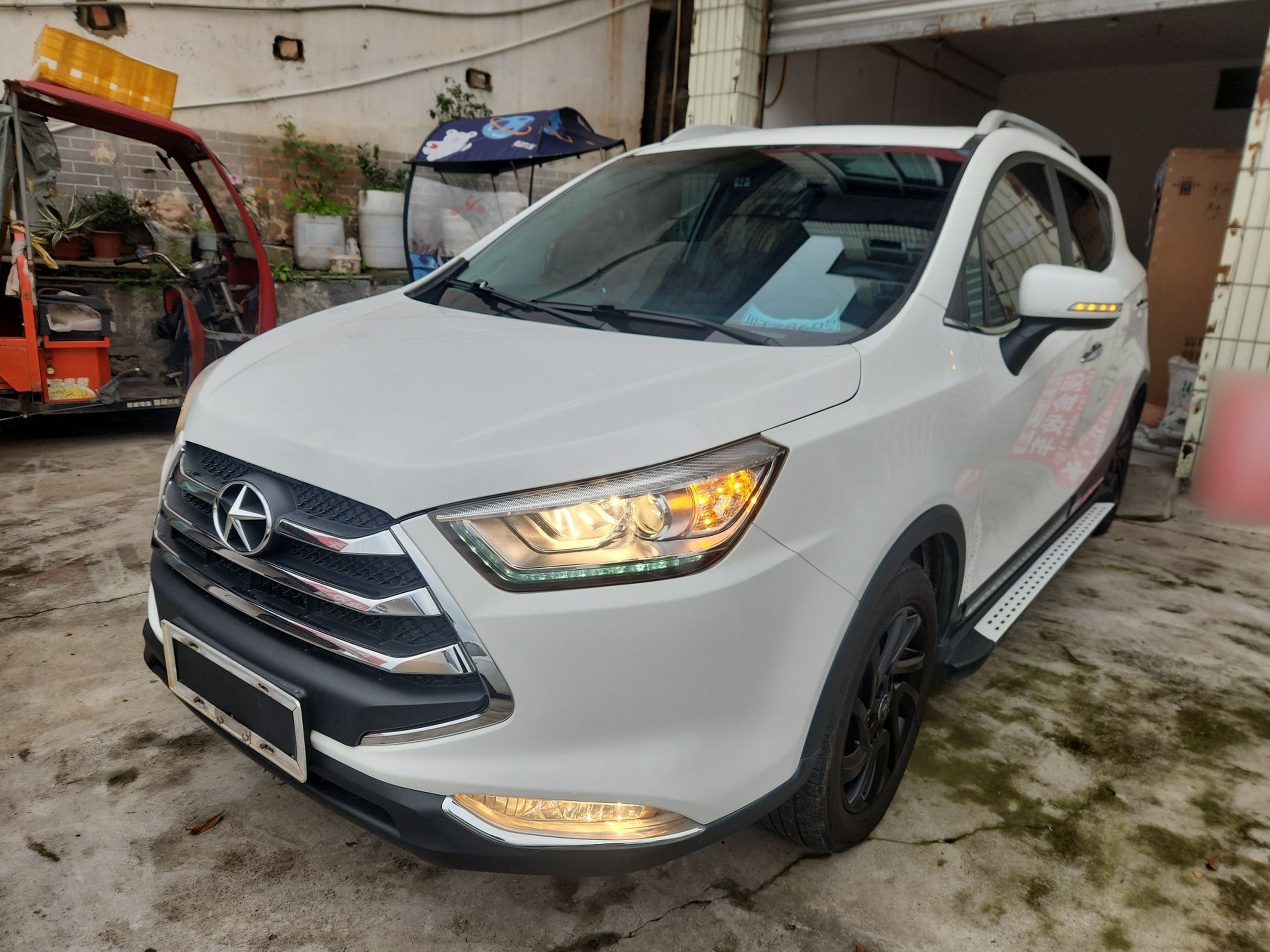 تحت مقدمة السيارة