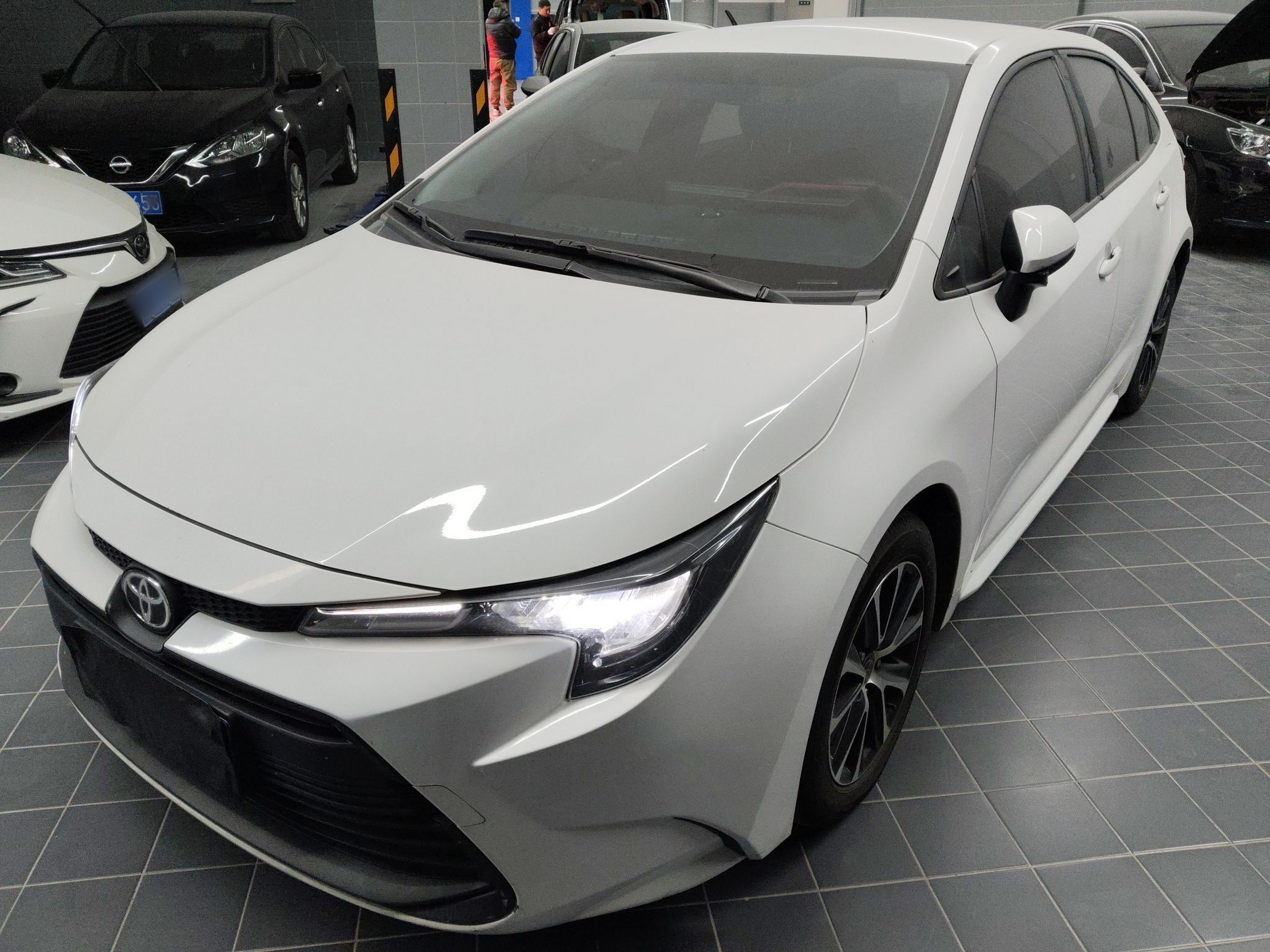 Под передней частью автомобиля