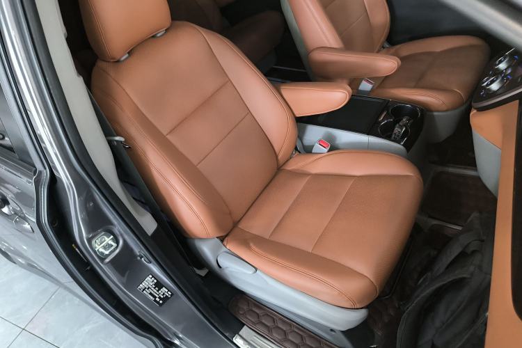 Used Toyota Sienna 2019 3.5L Two-Wheel Drive LE Trim 7 Seats U.S. Specification