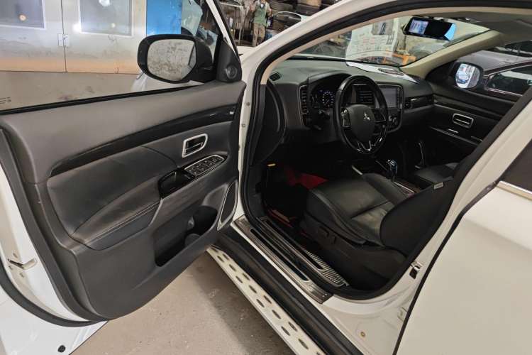 Used Mitsubishi Outlander 2019 2.0L Two-Wheel Drive Comfort Edition 5 Seats China V Standard