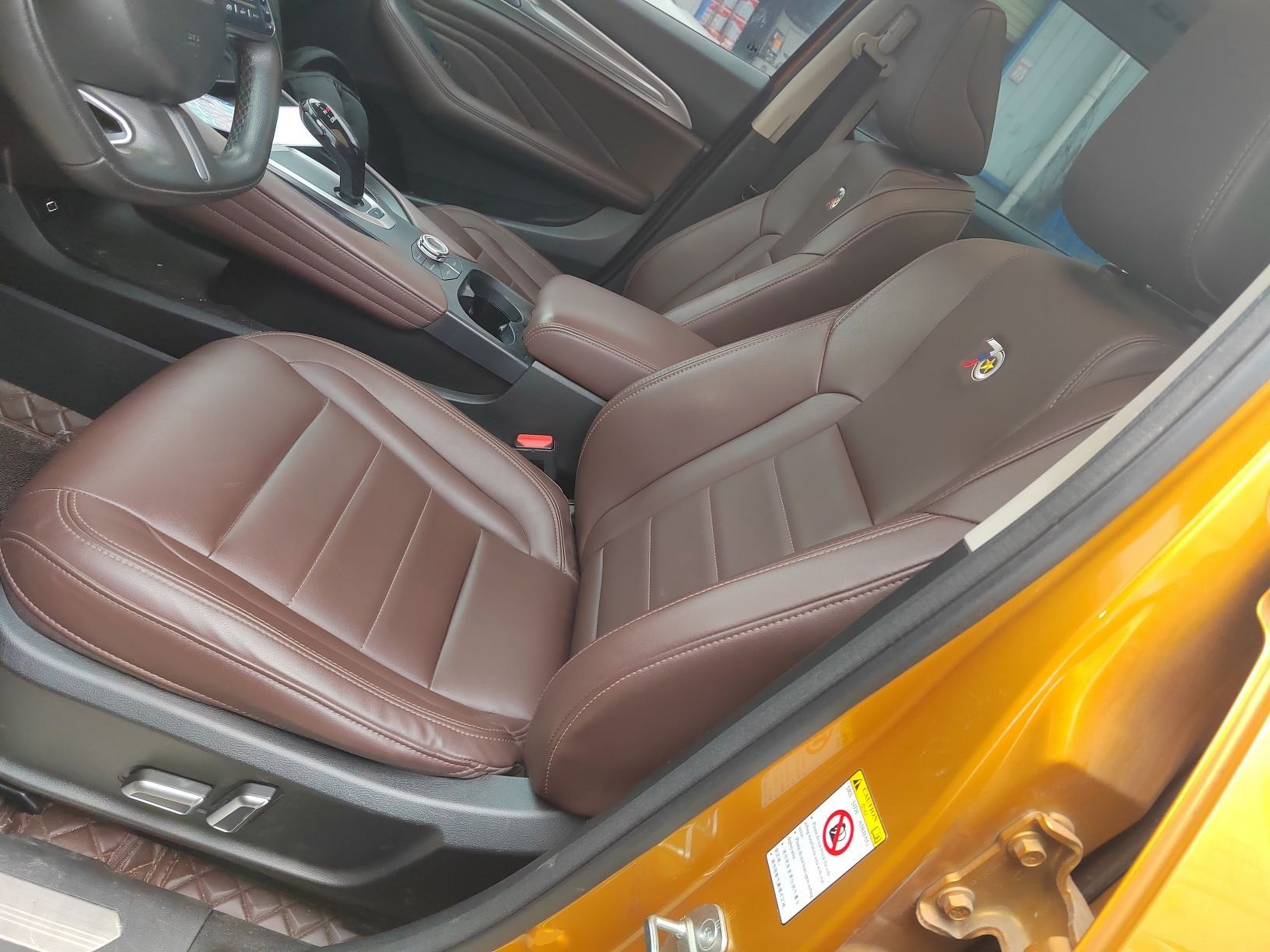 المقاعد الأمامية داخل السيارة