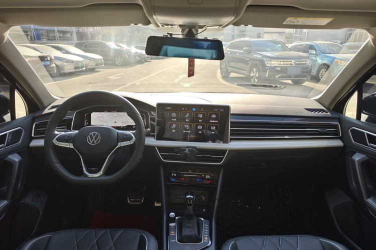 Used Volkswagen Tiguan L 2024 Outstanding Model 330TSI Automatic Two-Wheel Drive R-Line Dragon Glory Edition
