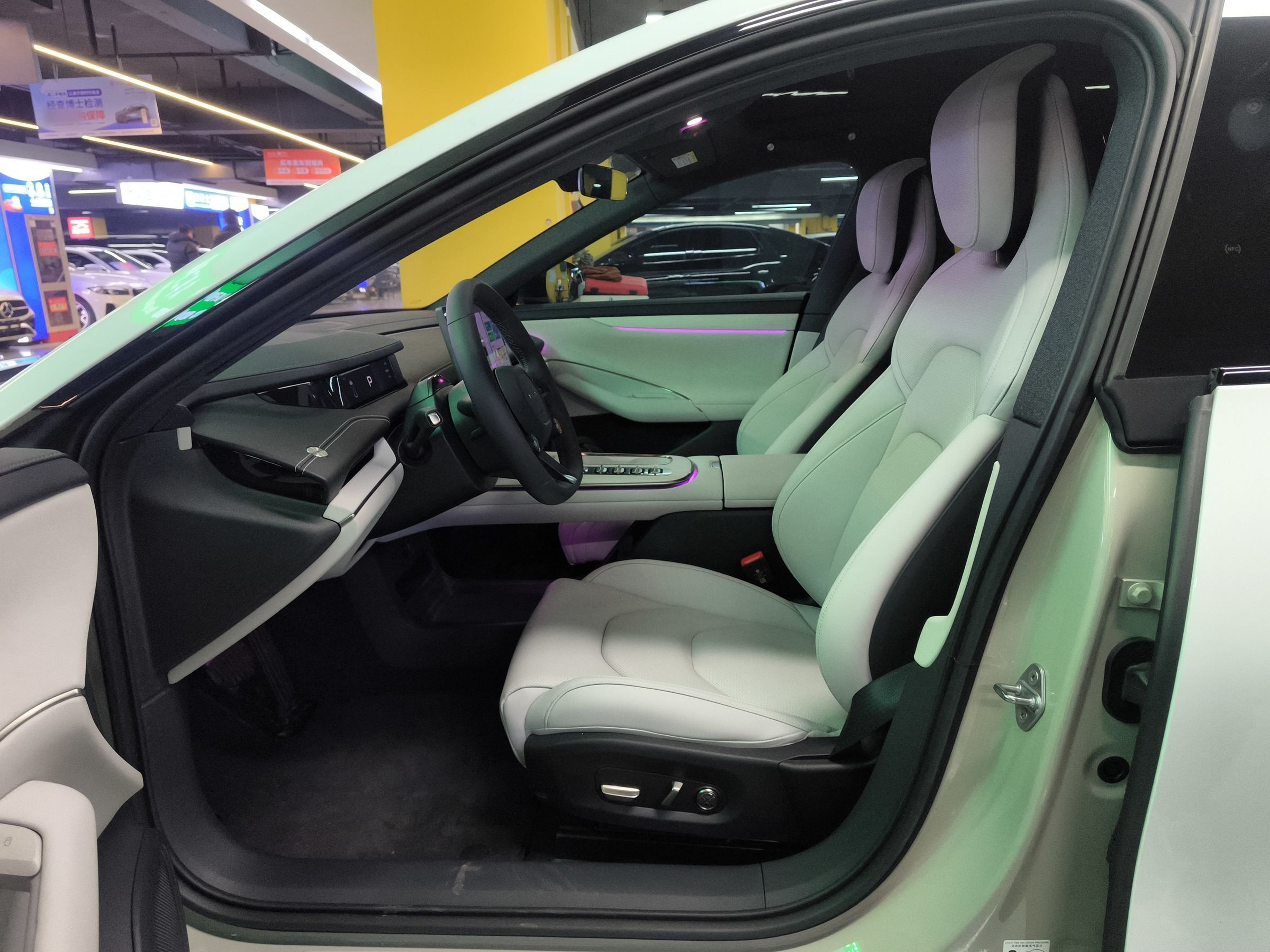 المقاعد الأمامية داخل السيارة