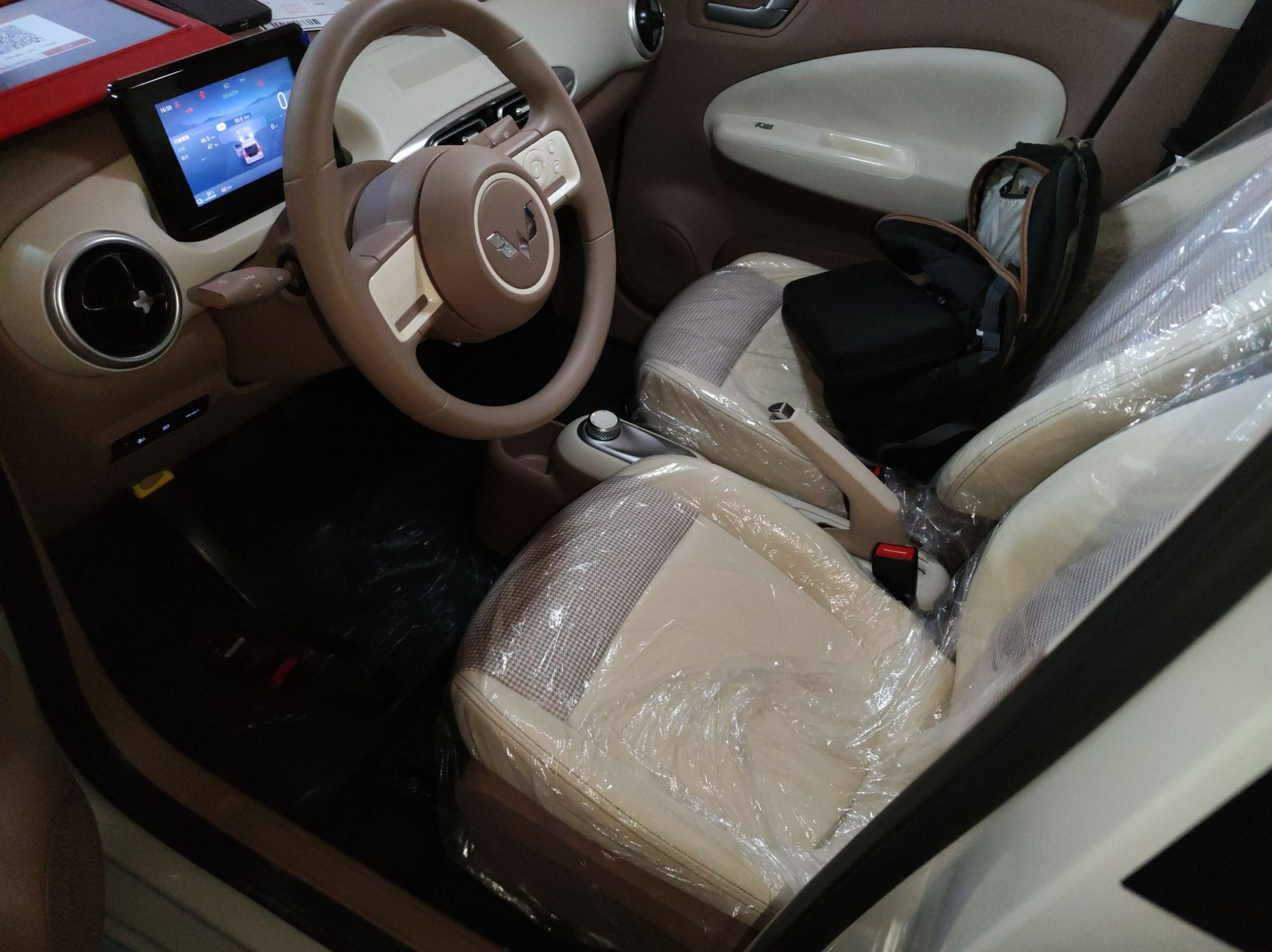 المقاعد الأمامية داخل السيارة