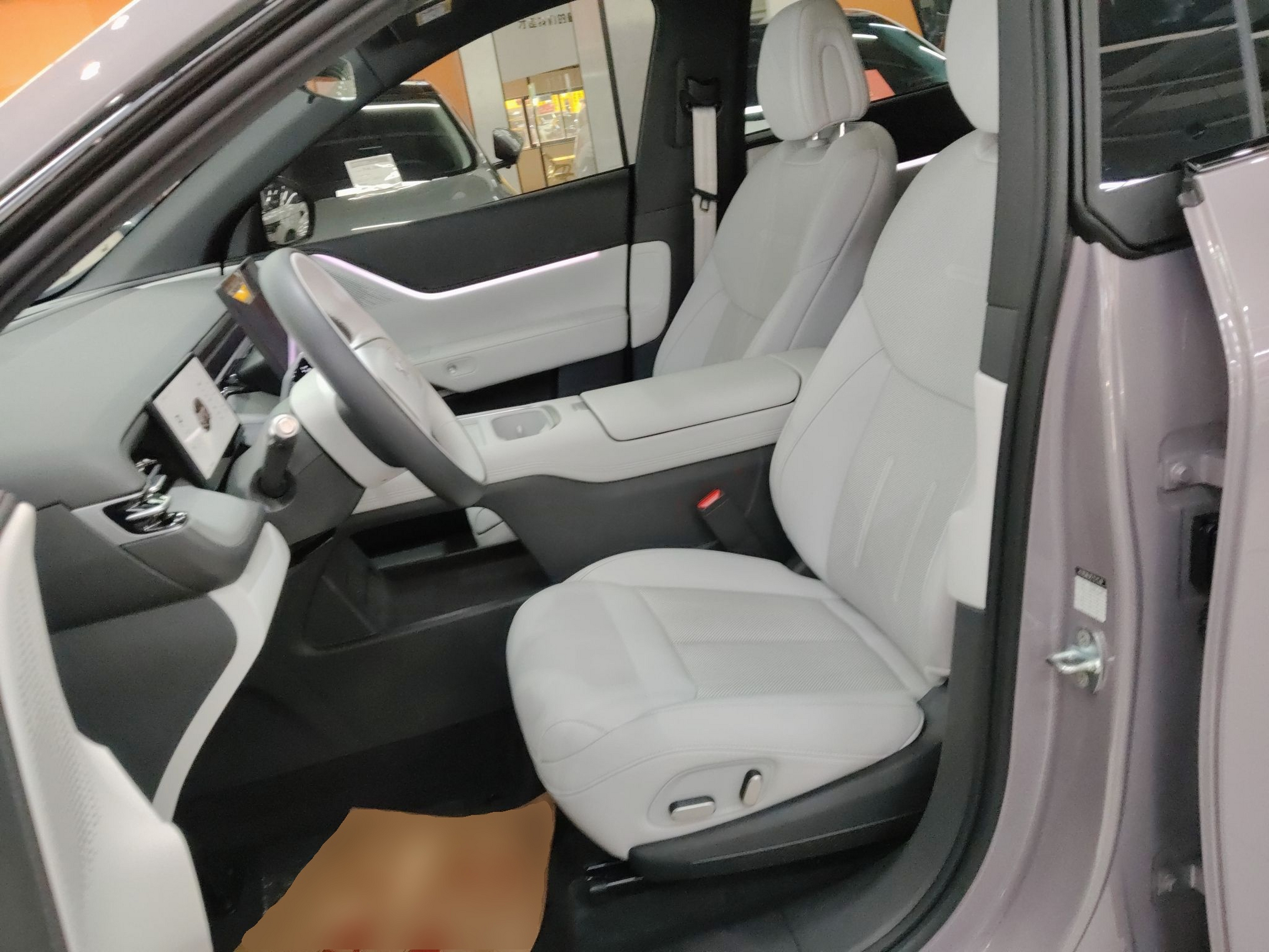 المقاعد الأمامية داخل السيارة