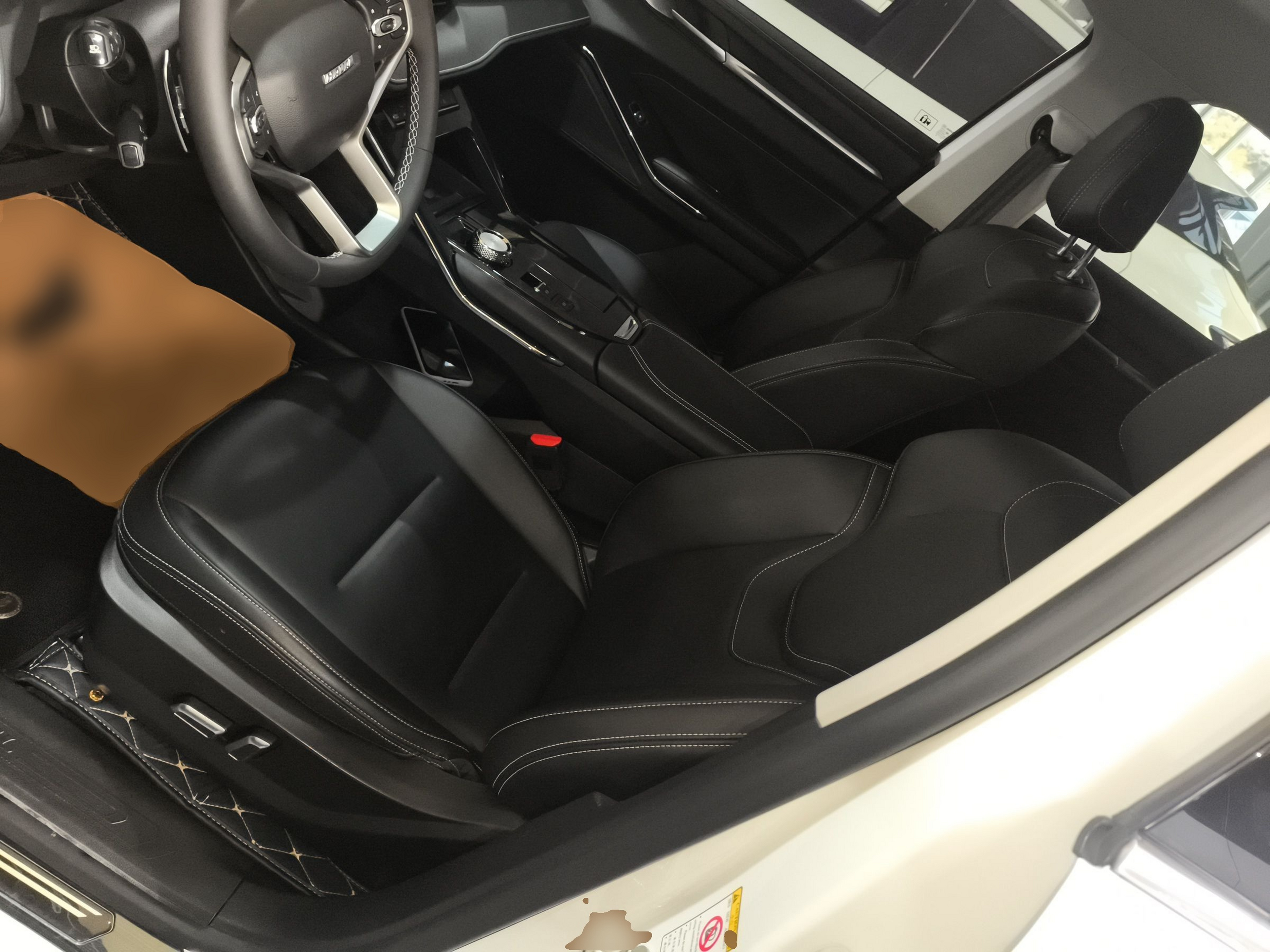 المقاعد الأمامية داخل السيارة