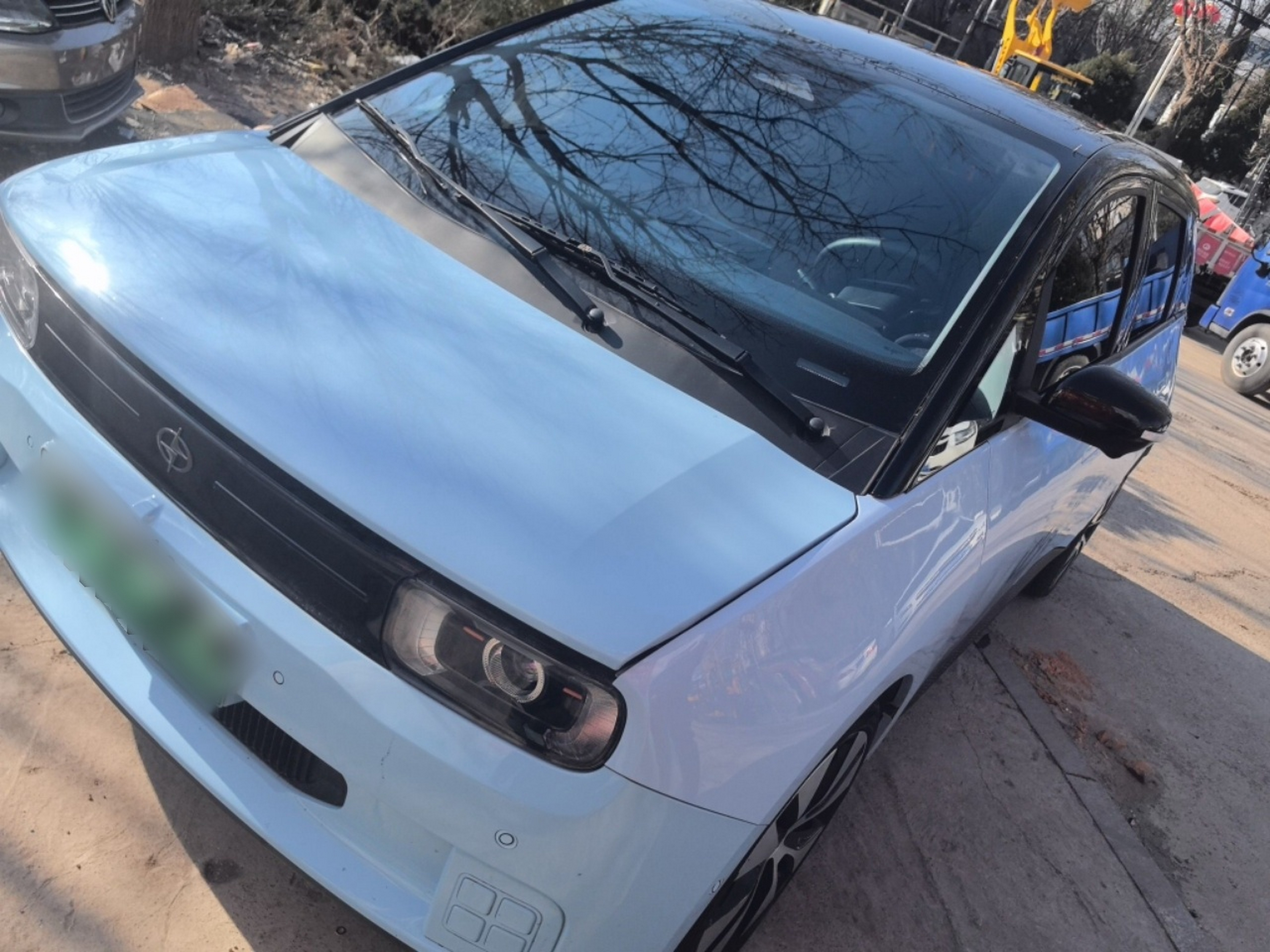 تحت مقدمة السيارة