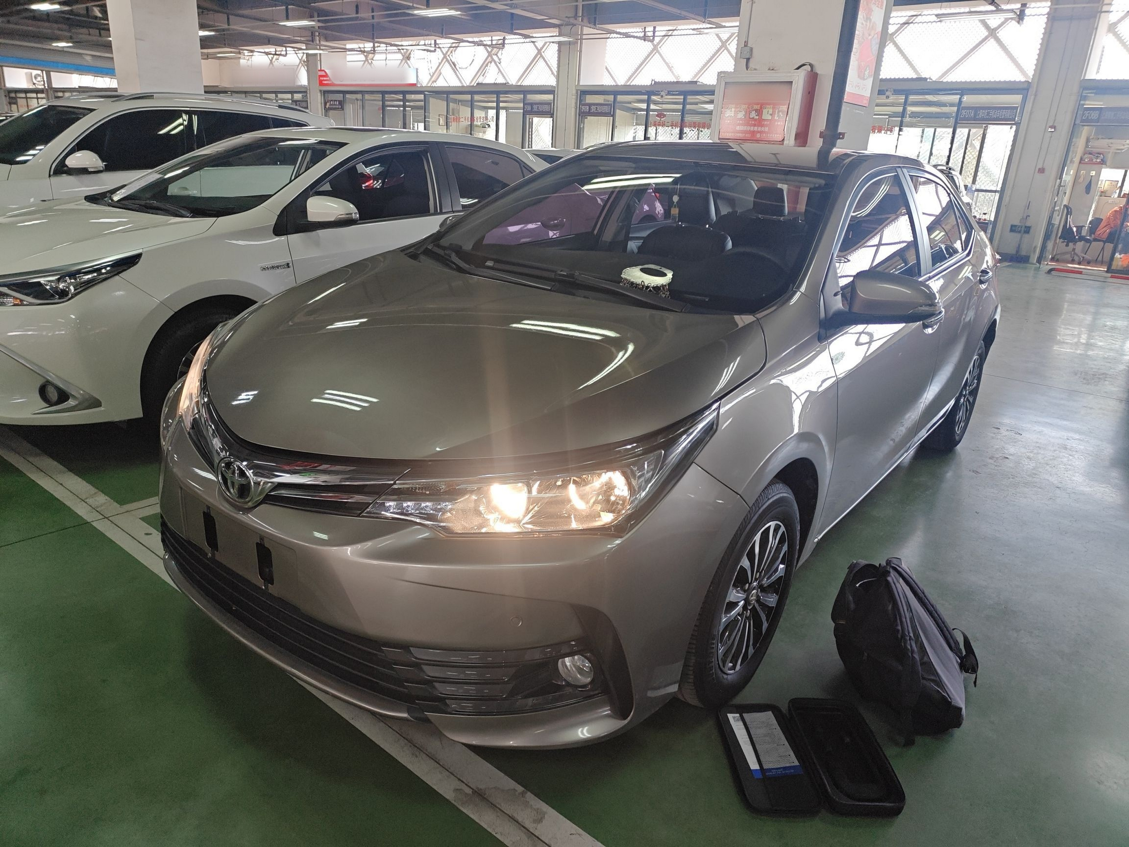 Под передней частью автомобиля