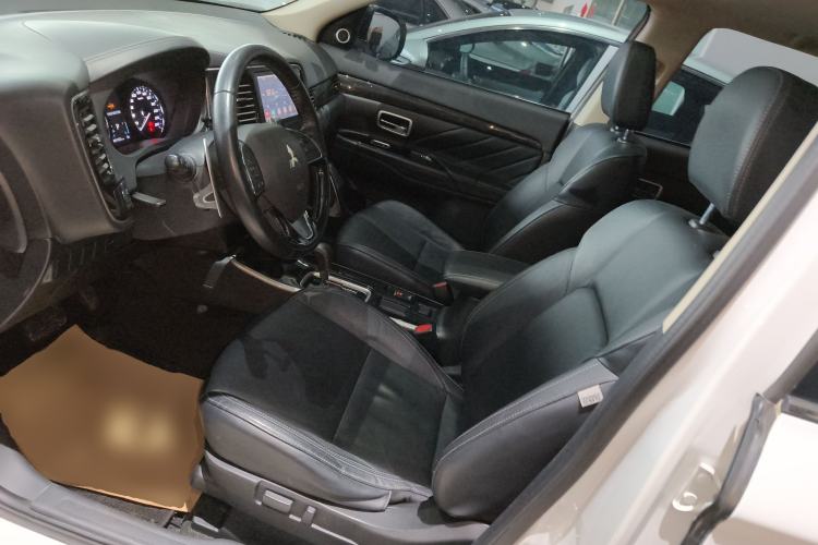 Used Mitsubishi Outlander 2019 2.4L Two-Wheel Drive ZhiXing Version 5 Seats China V Emission Standard
