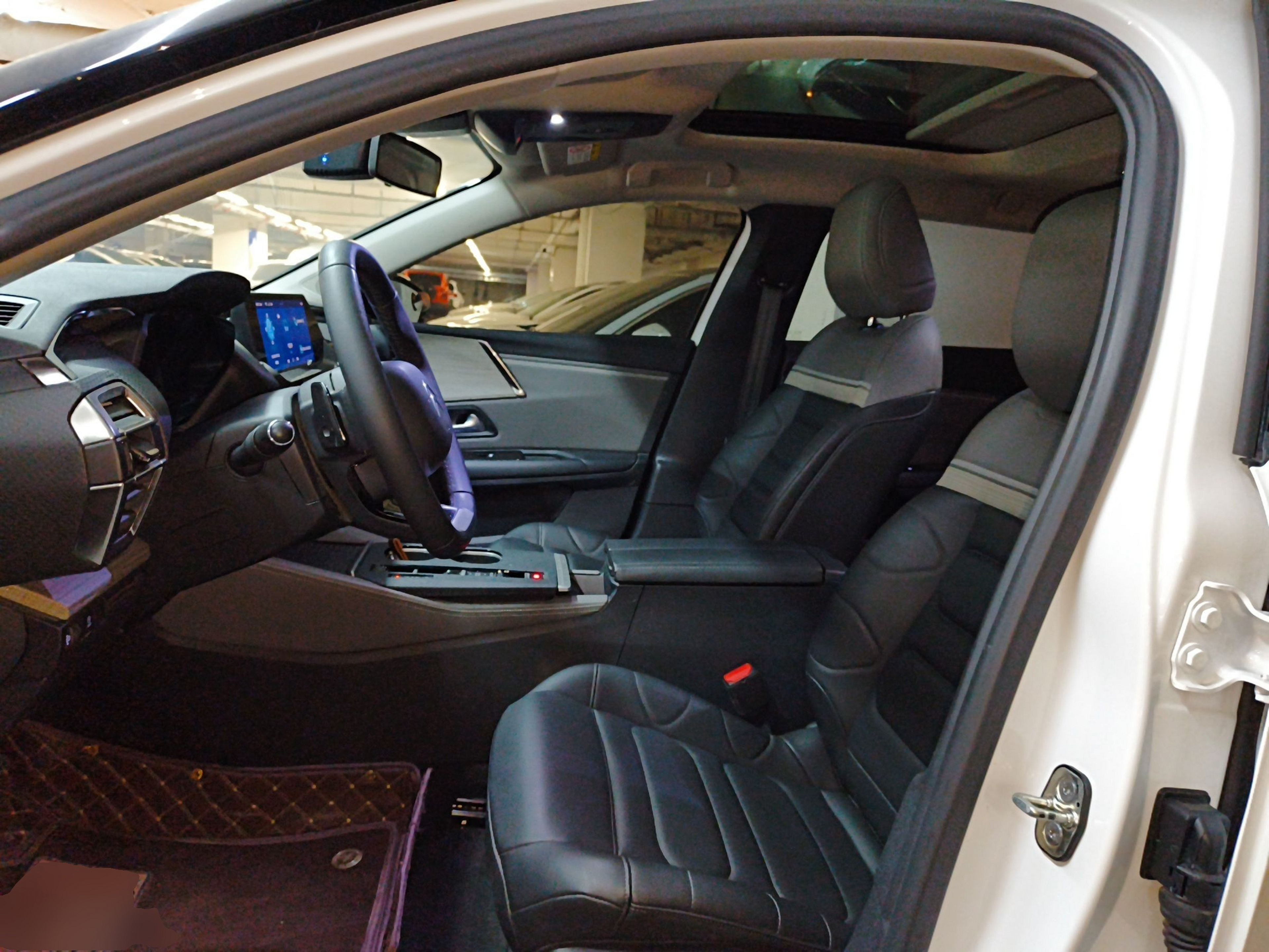 المقاعد الأمامية داخل السيارة