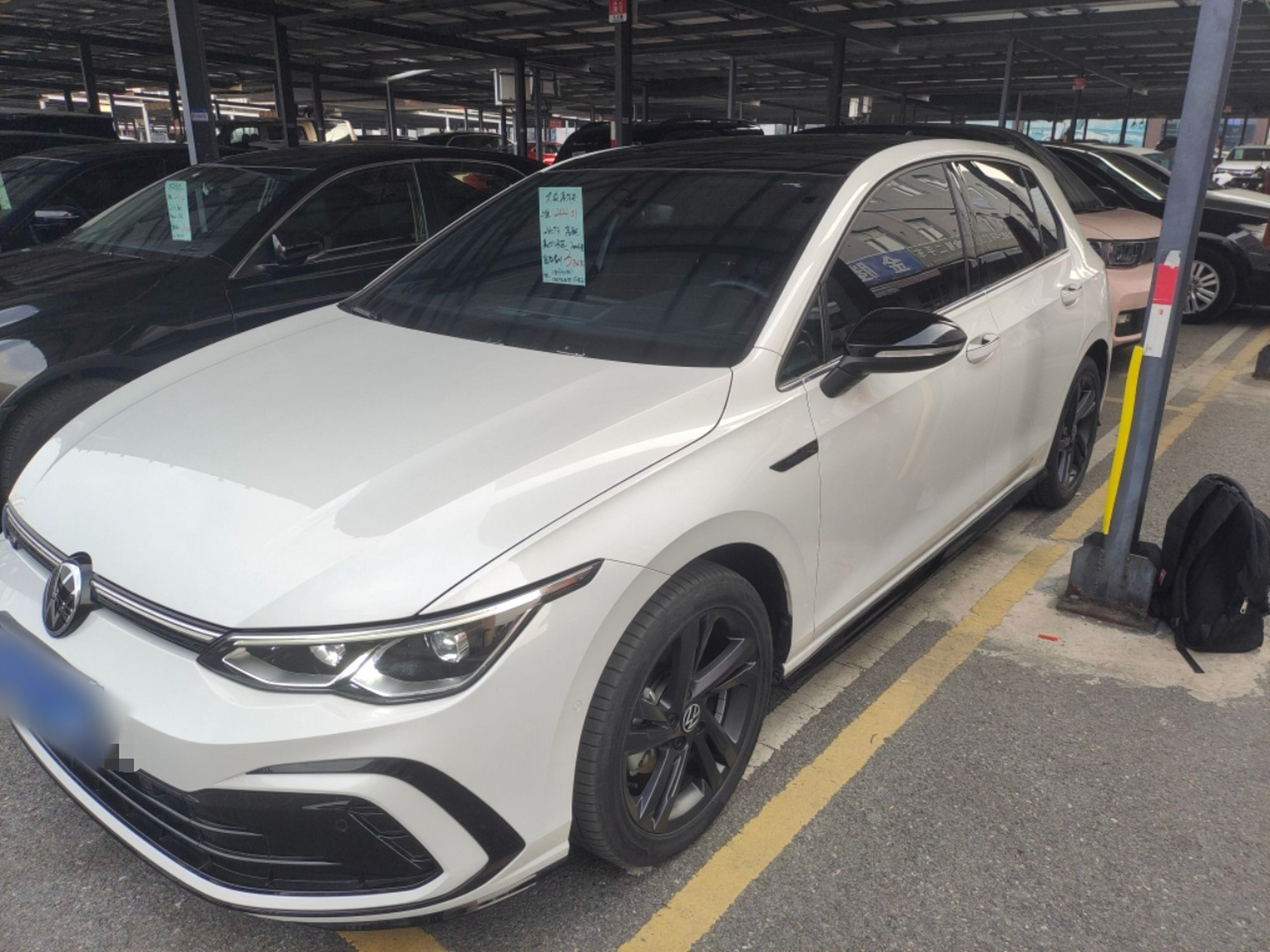 تحت مقدمة السيارة