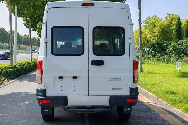 Used Iveco Daily 2017 2.5T A35 Passenger Van 5-7 Seats Model 47Z5
