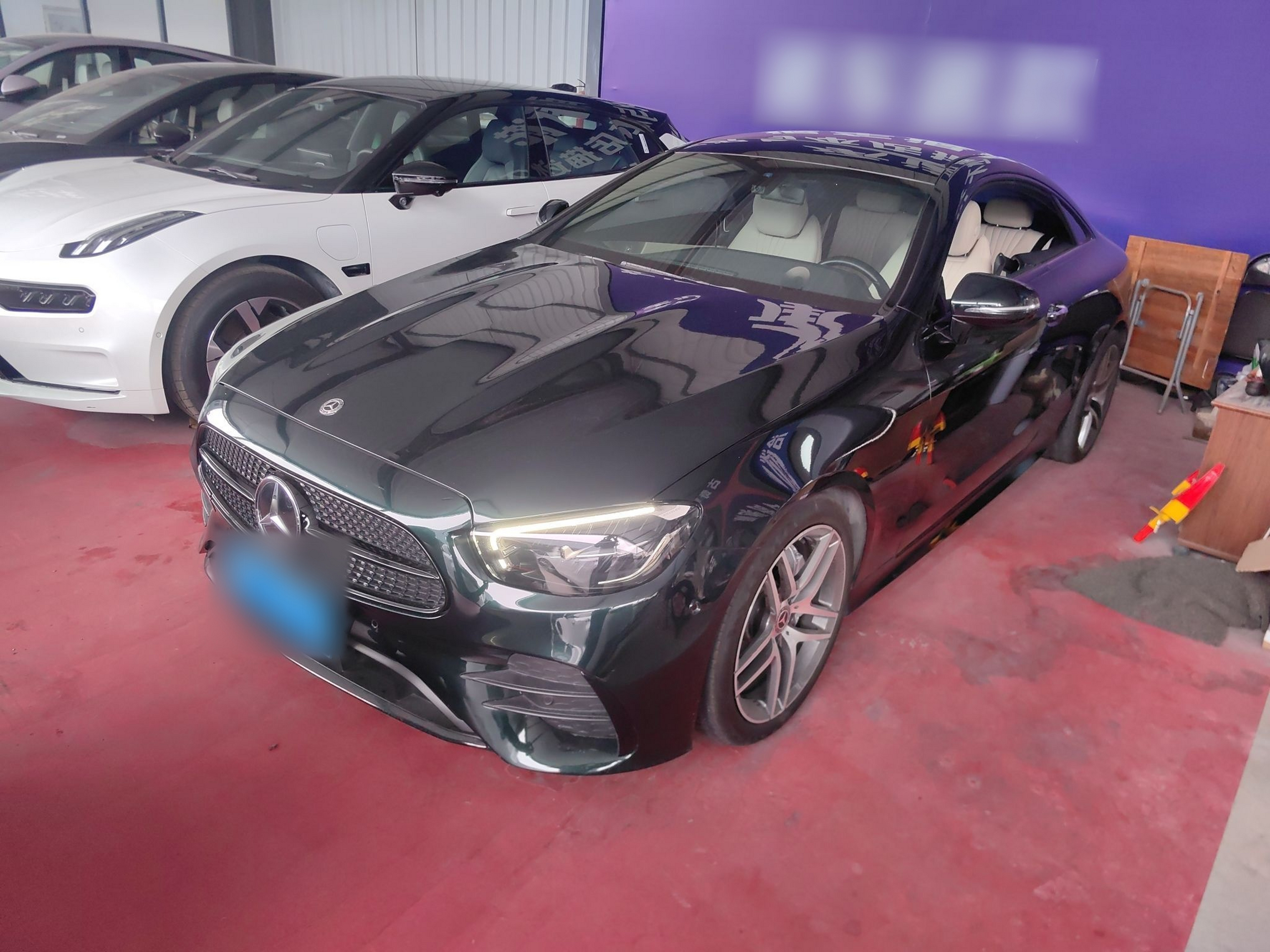 تحت مقدمة السيارة