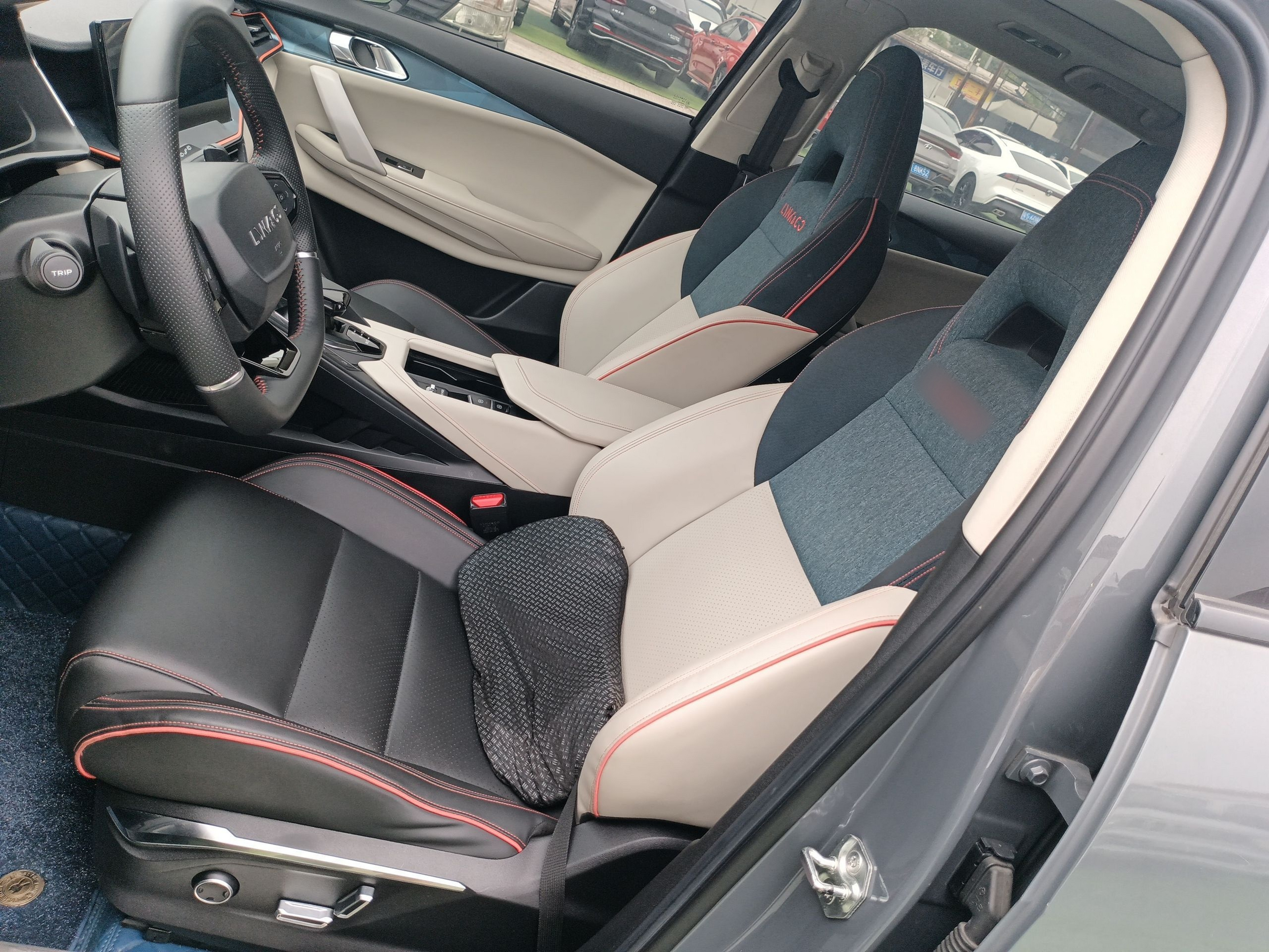 المقاعد الأمامية داخل السيارة