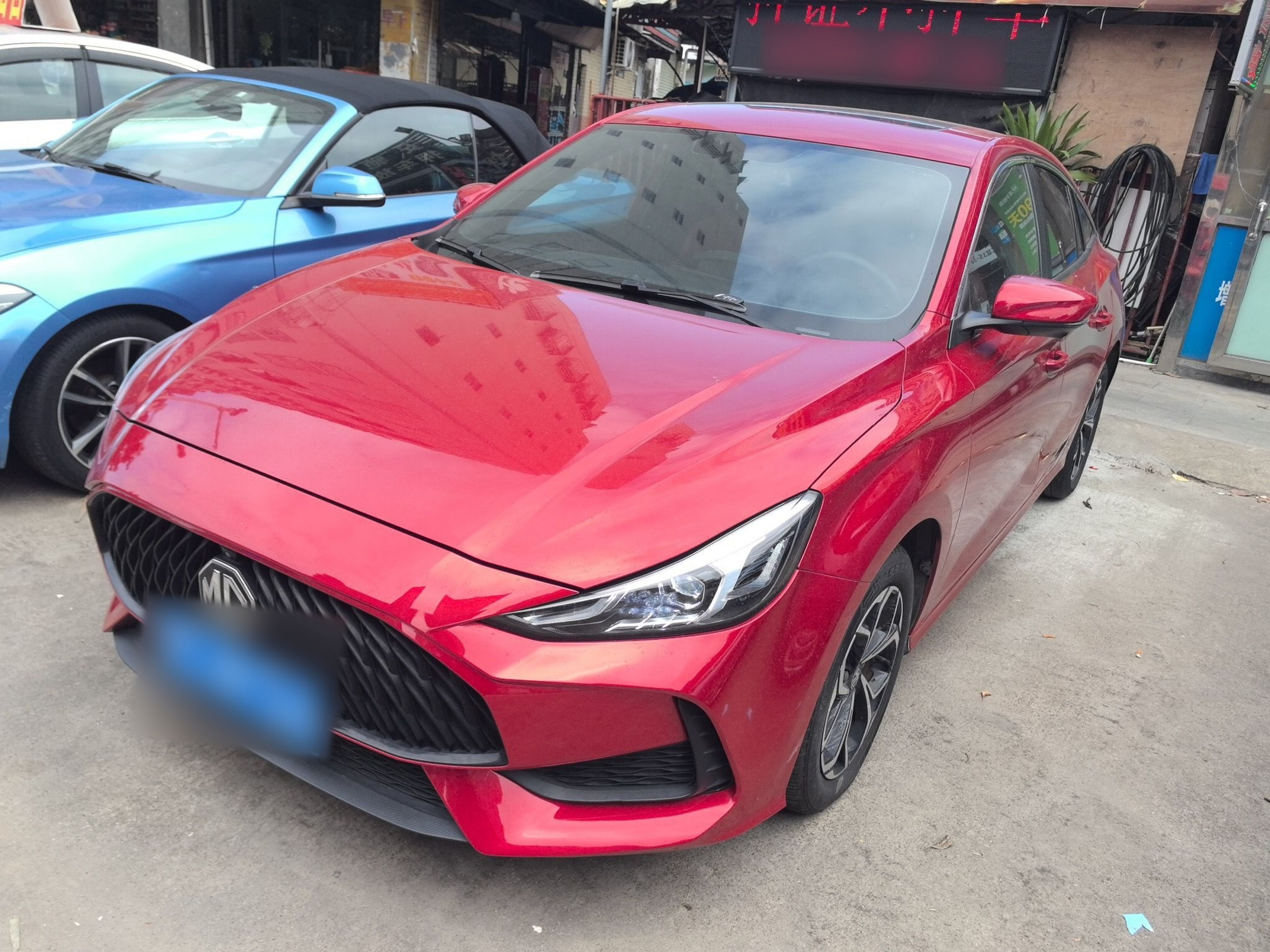 تحت مقدمة السيارة