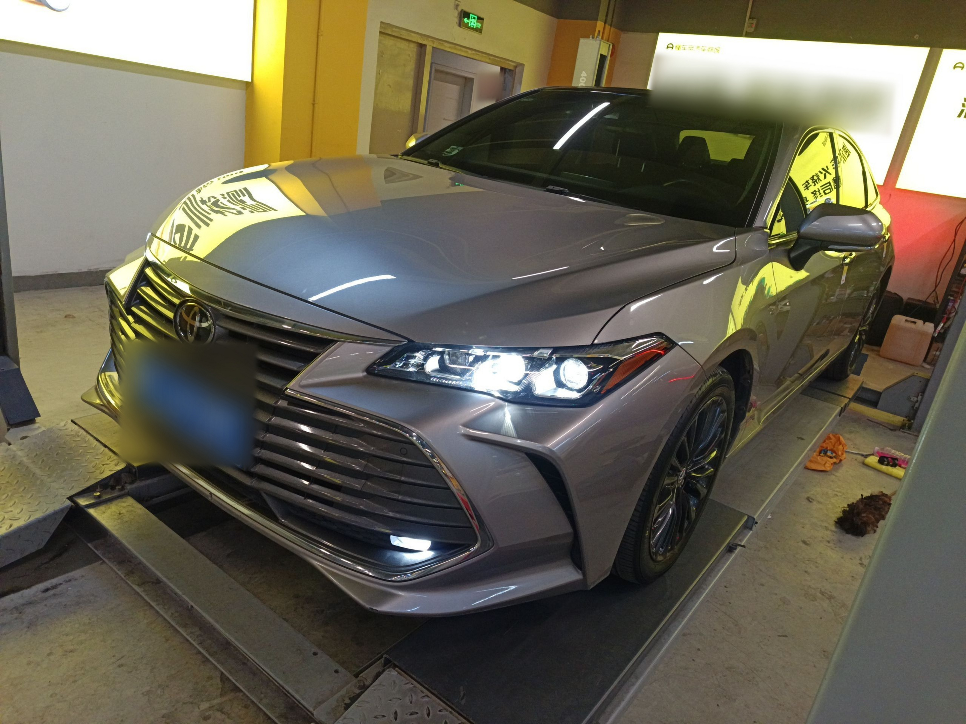 تحت مقدمة السيارة