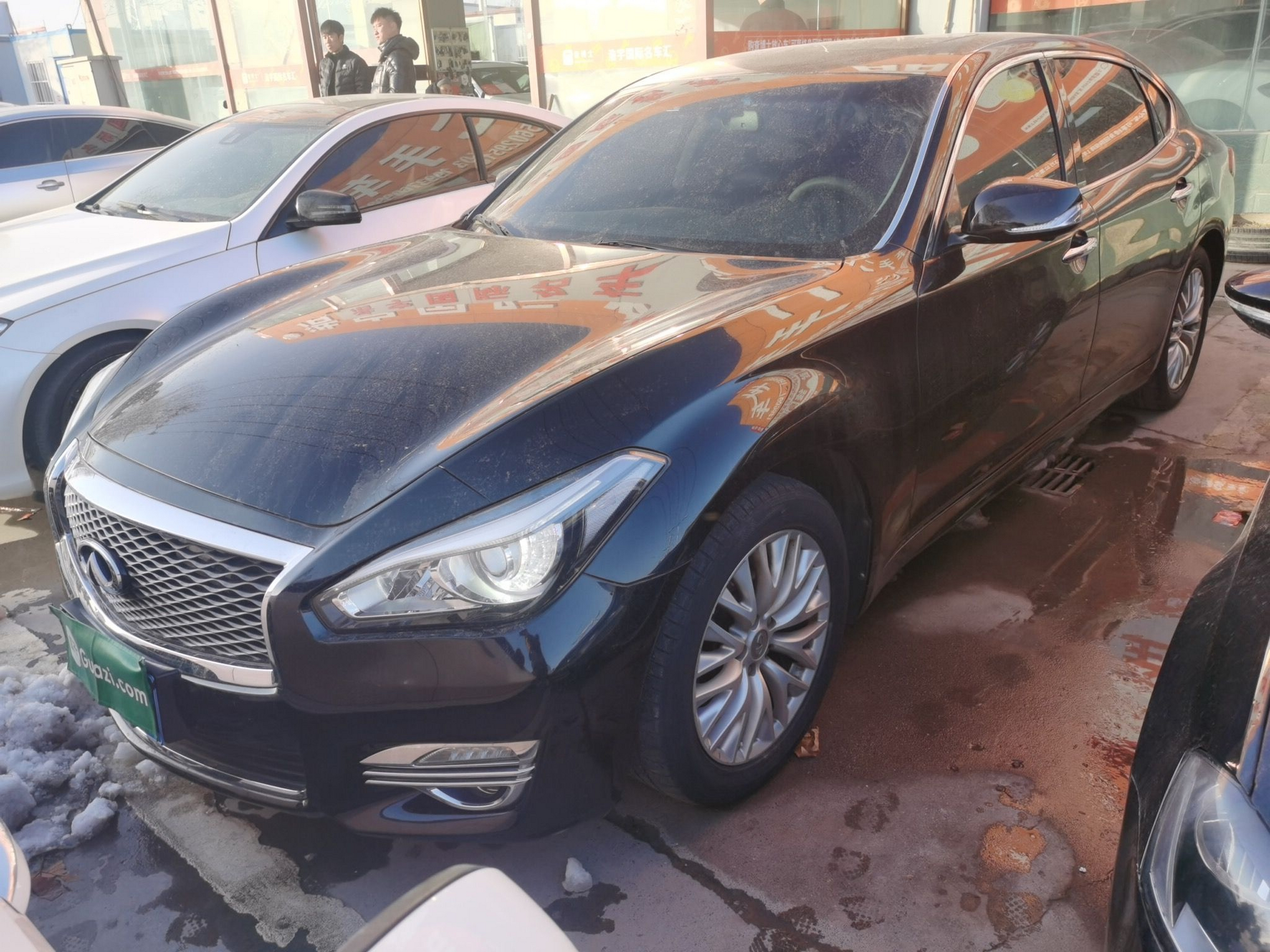 تحت مقدمة السيارة