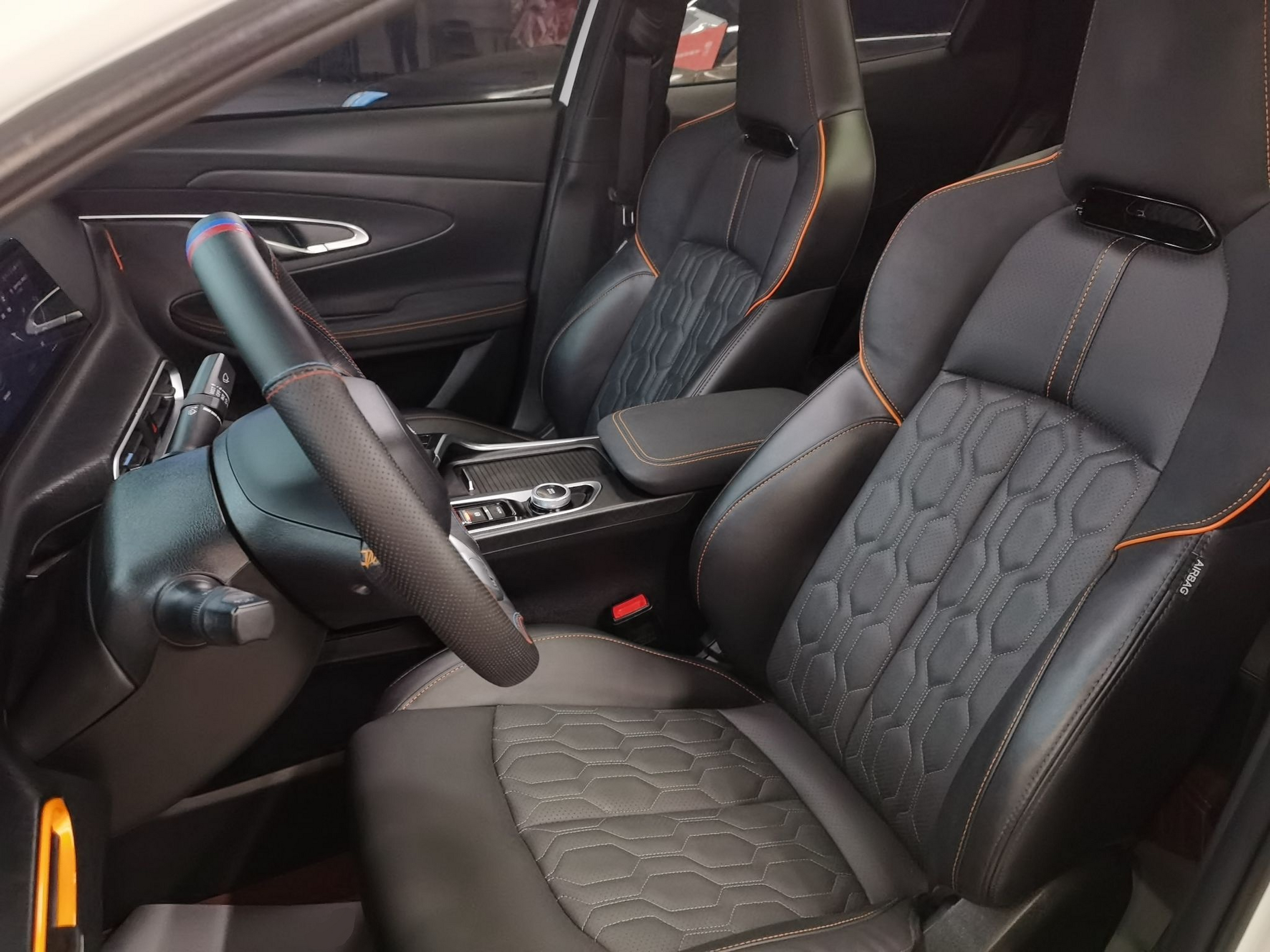 Переднее сиденье в автомобиле