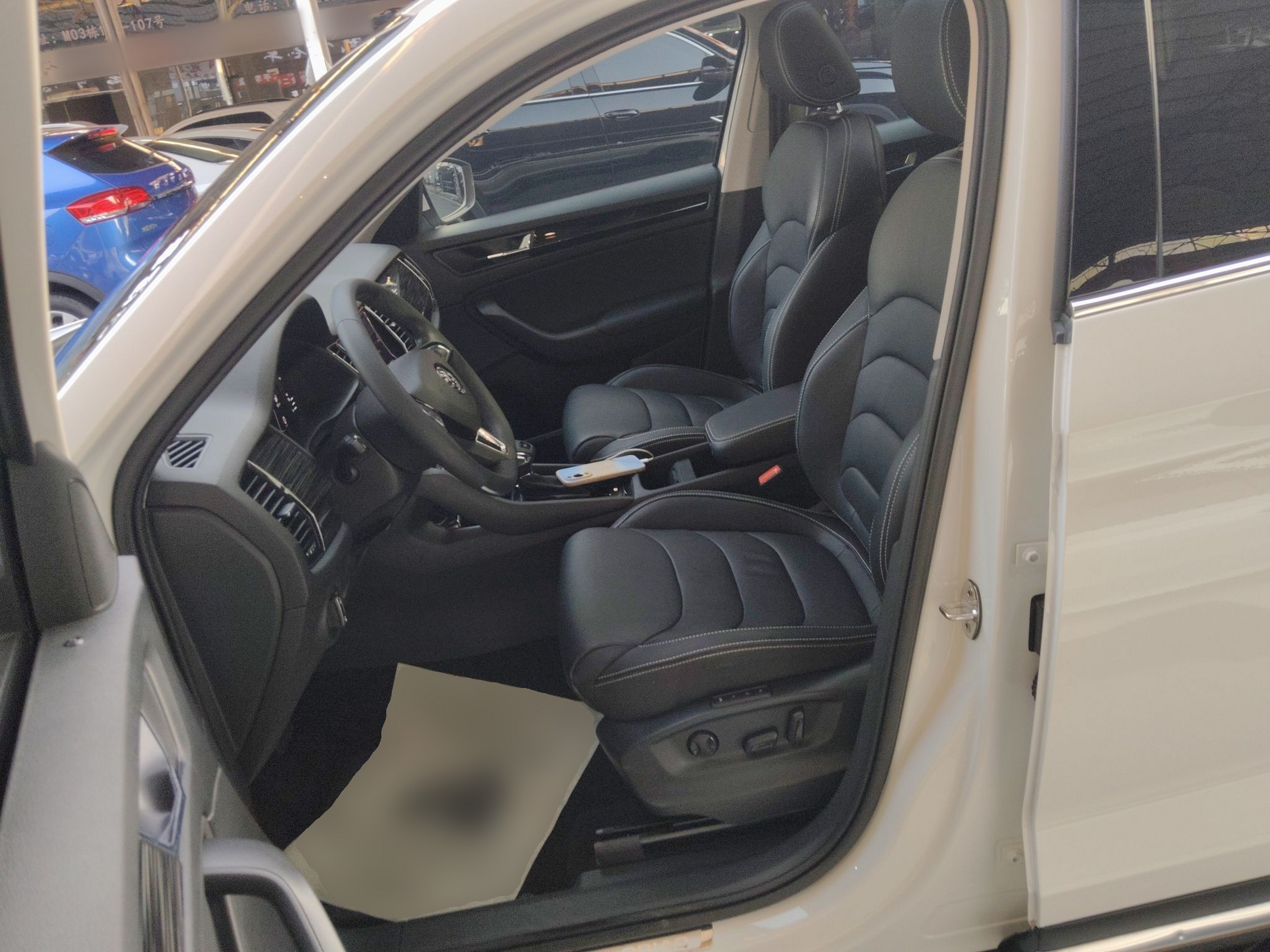 المقاعد الأمامية داخل السيارة