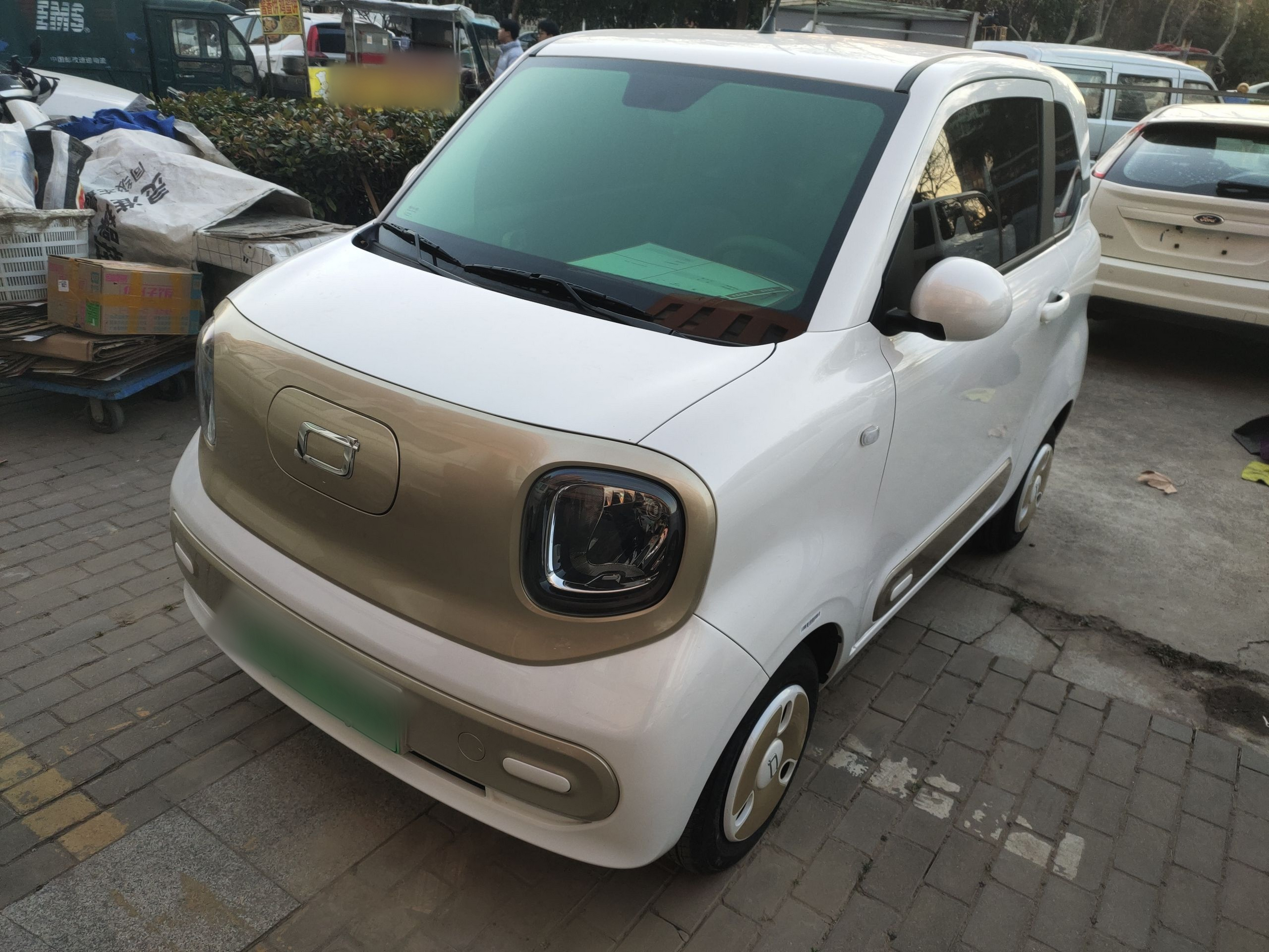 تحت مقدمة السيارة