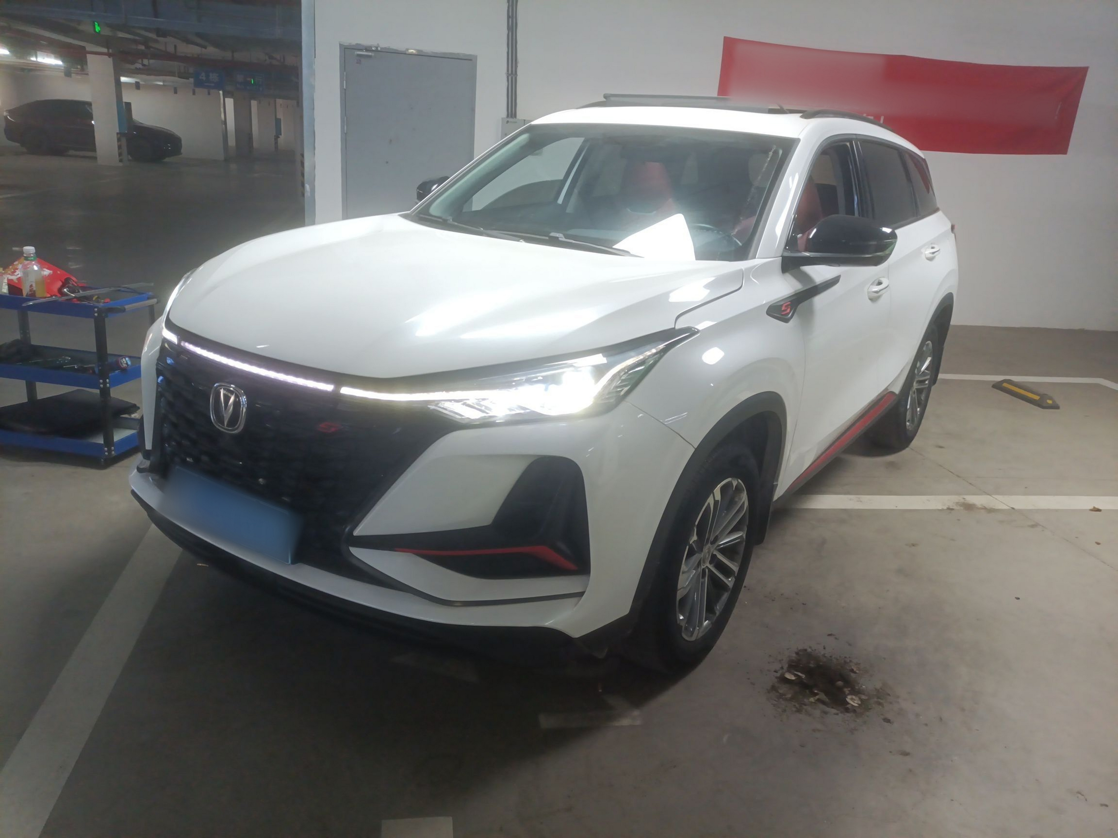 Под передней частью автомобиля