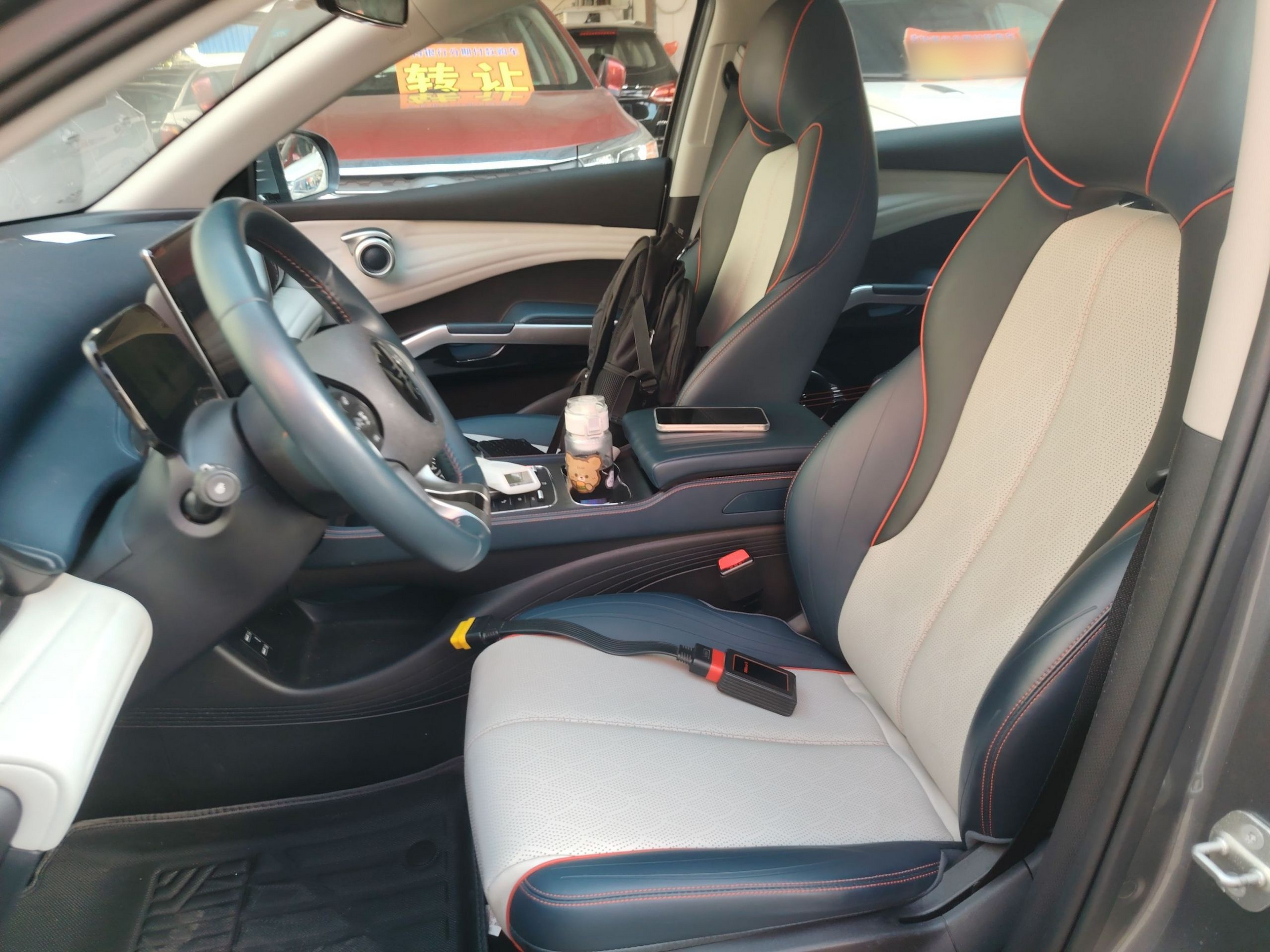 المقاعد الأمامية داخل السيارة