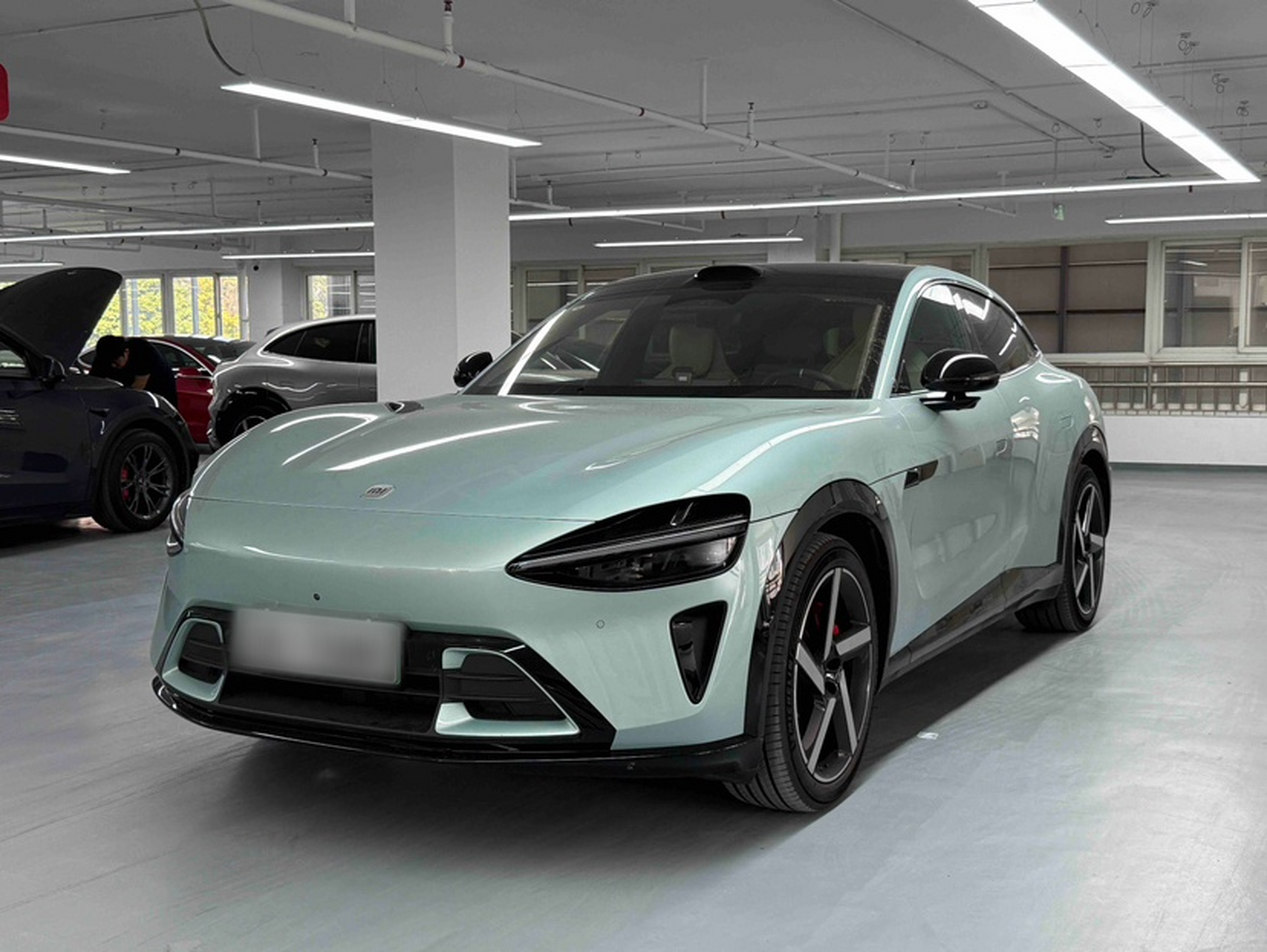 Под передней частью автомобиля