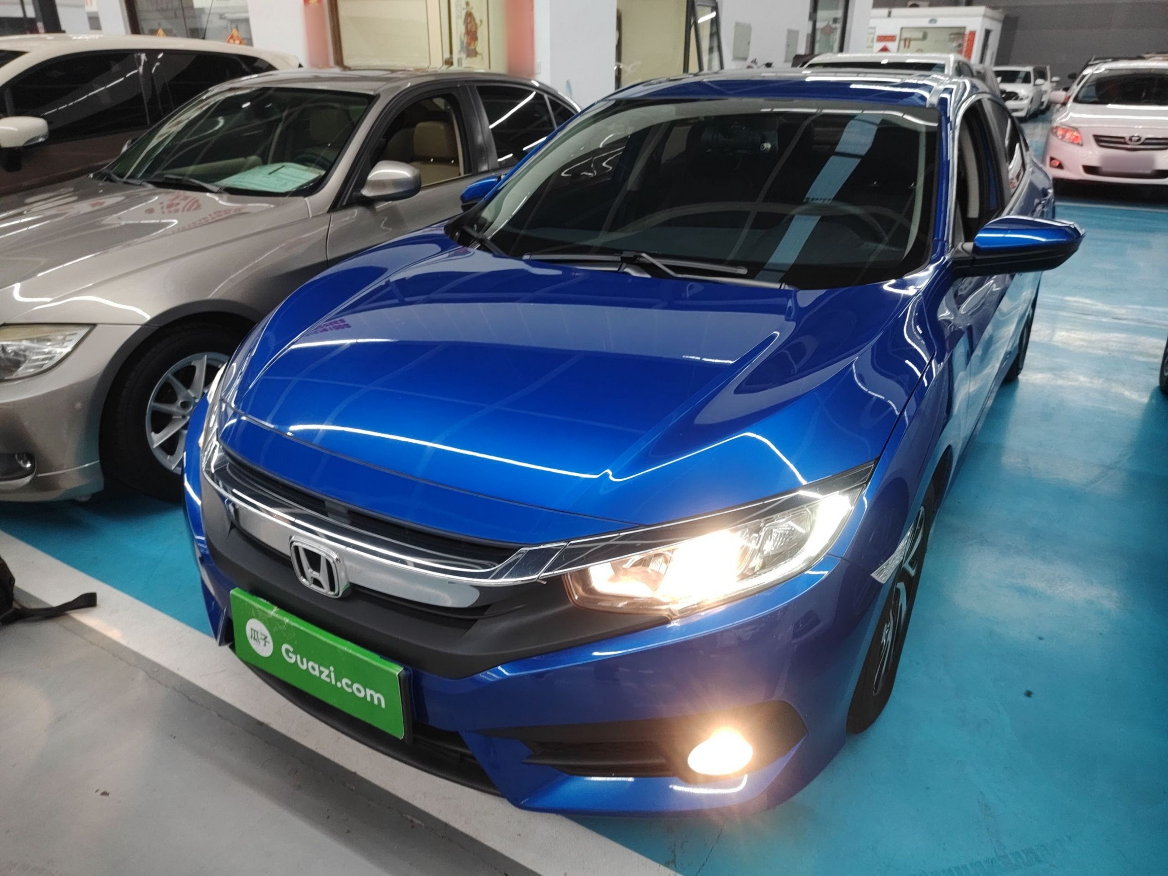 Под передней частью автомобиля