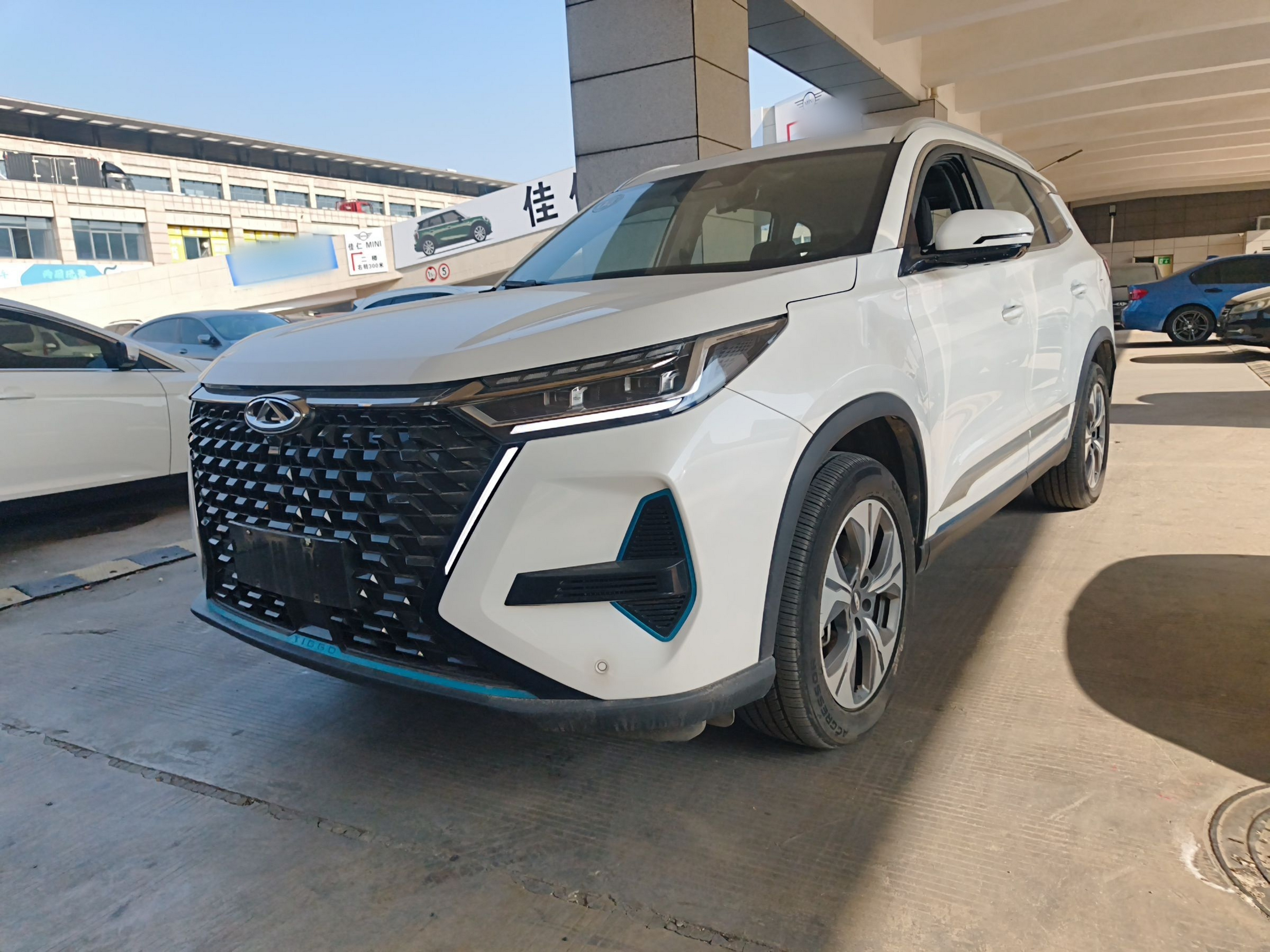 تحت مقدمة السيارة