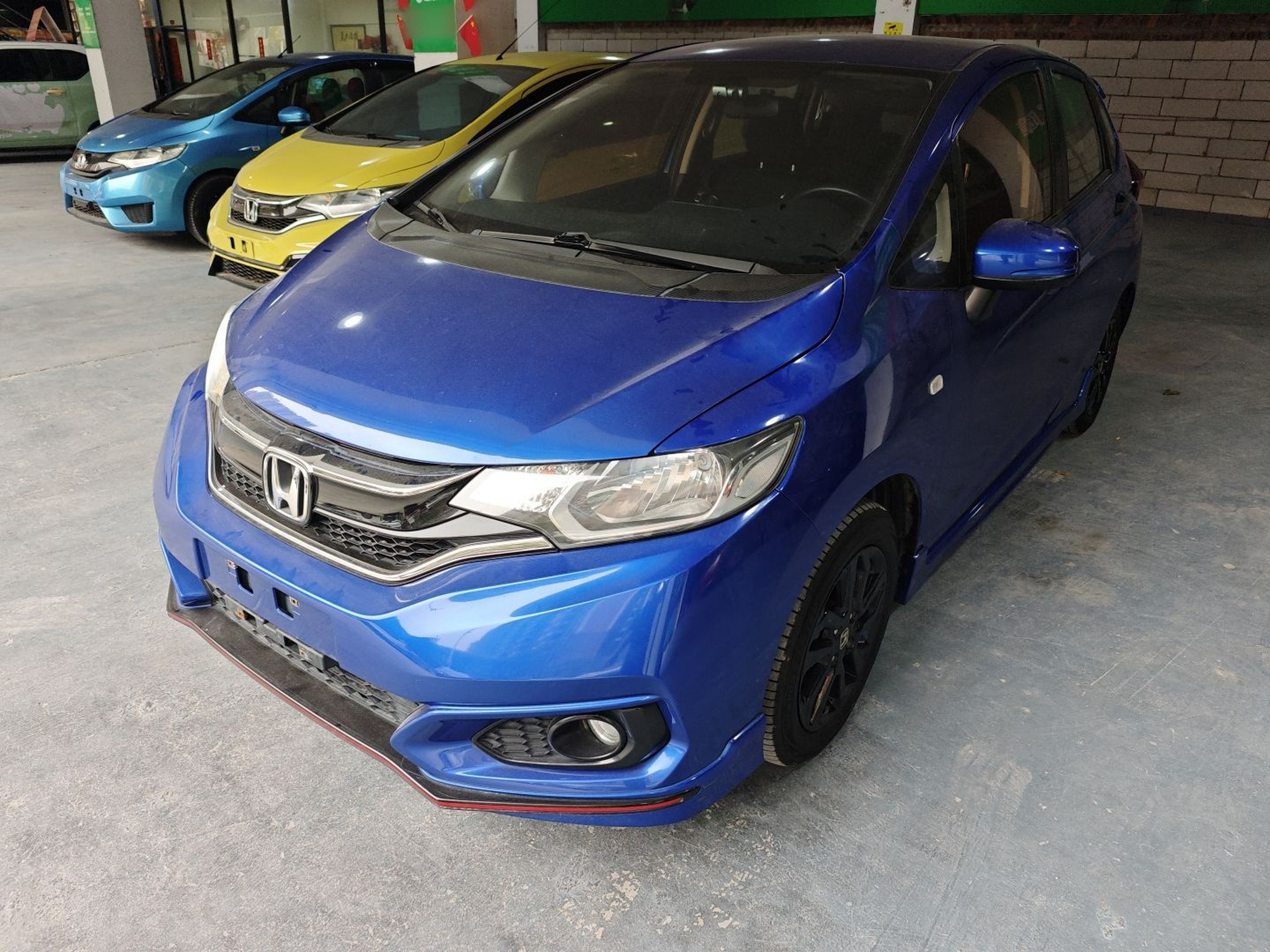 تحت مقدمة السيارة