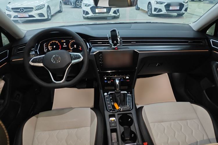 Used Volkswagen Magotan 2025 Revised Version 2 Zhongxiang Edition 330TSI DSG Luxury Trim
