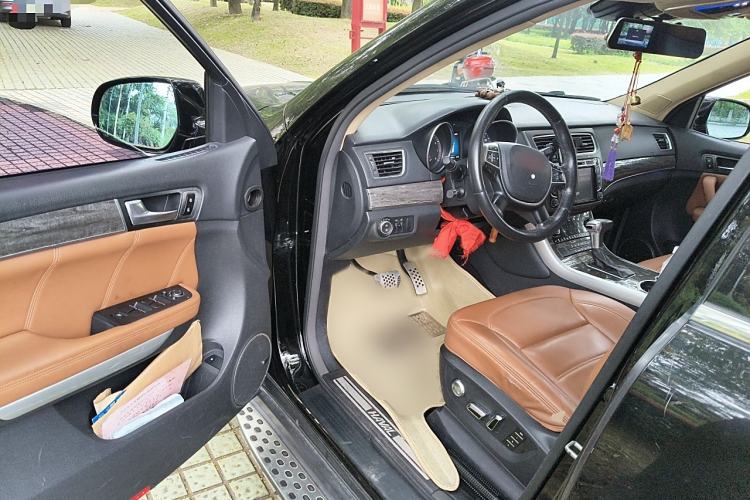 Used Haval H8 2015 2.0T two-wheel drive Comfort trim level
